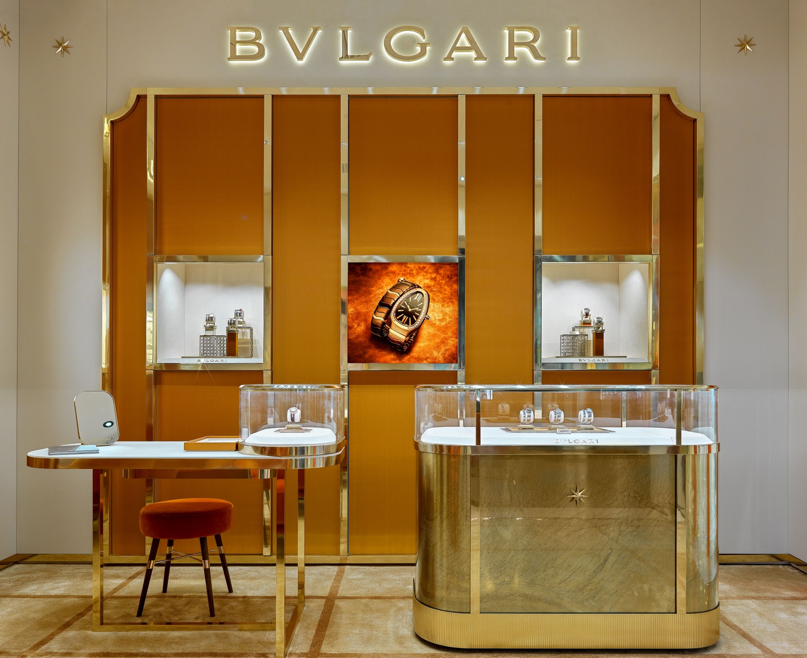 Первый часовой бутик Bvlgari в Москве
