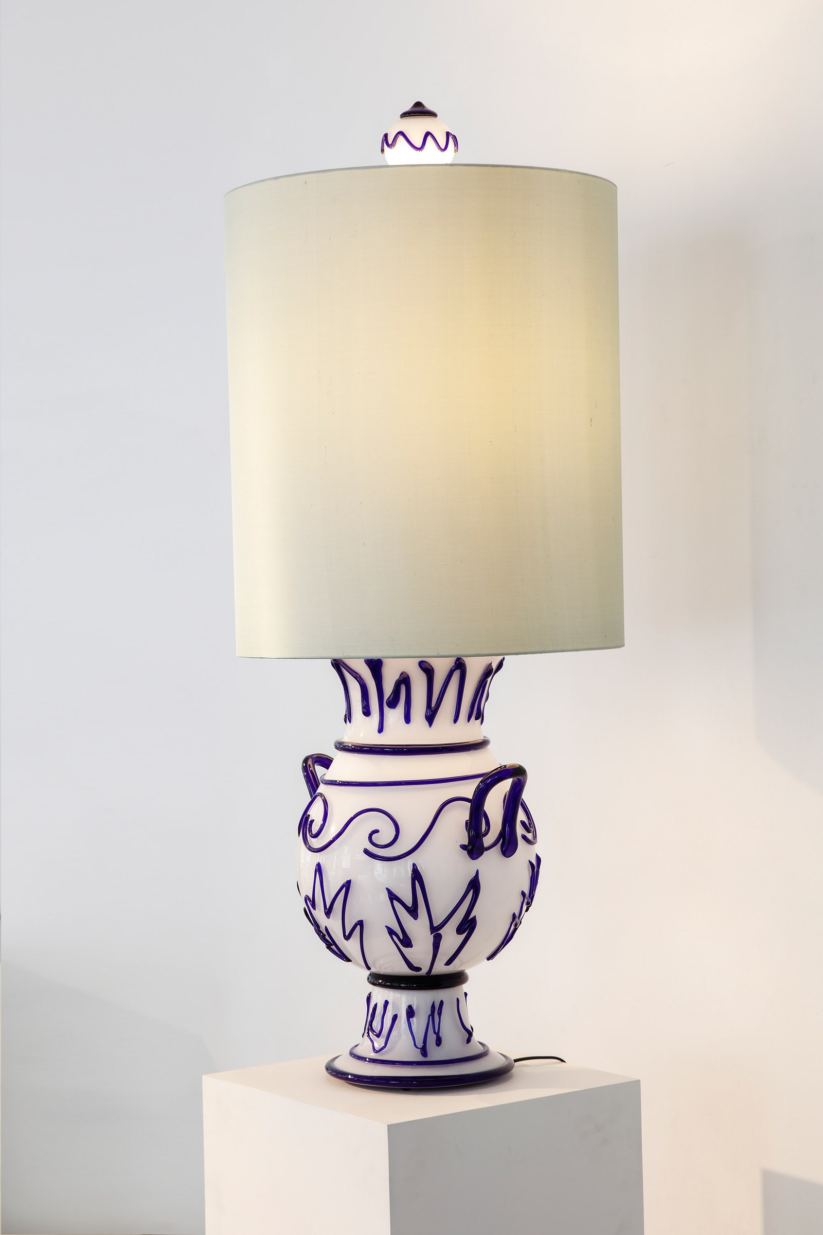 Настольная лампа Murano. Дизайн Маттиа Бонетти. David Gill Gallery. Цена ₤25 000.