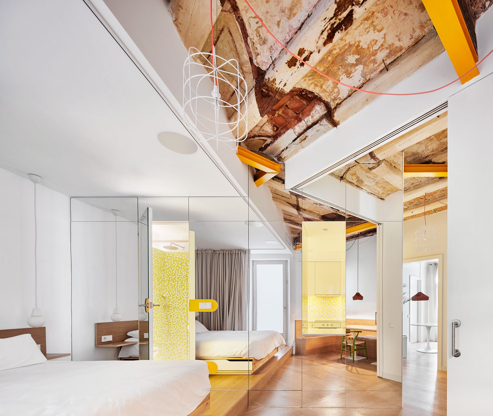 Интерьер квартиры в Барселоне по проекту студии Miel Arquitectos. На фоне светлых стен выделяются крупные акценты...