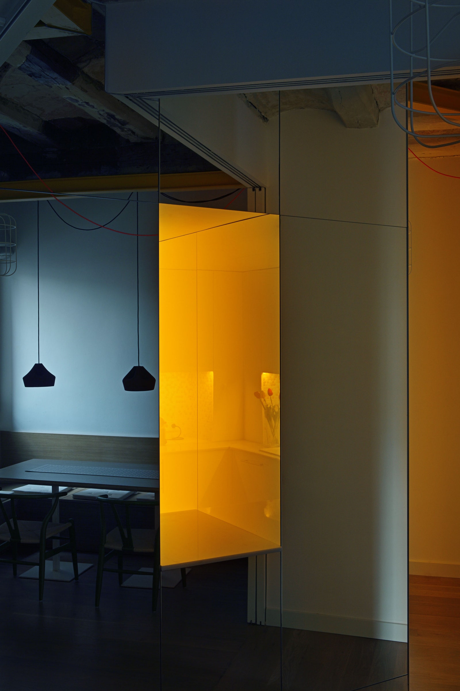 Архитекторы из студии Miel Arquitectos воспользовались способностью желтого менять оттенок в зависимости от освещения...