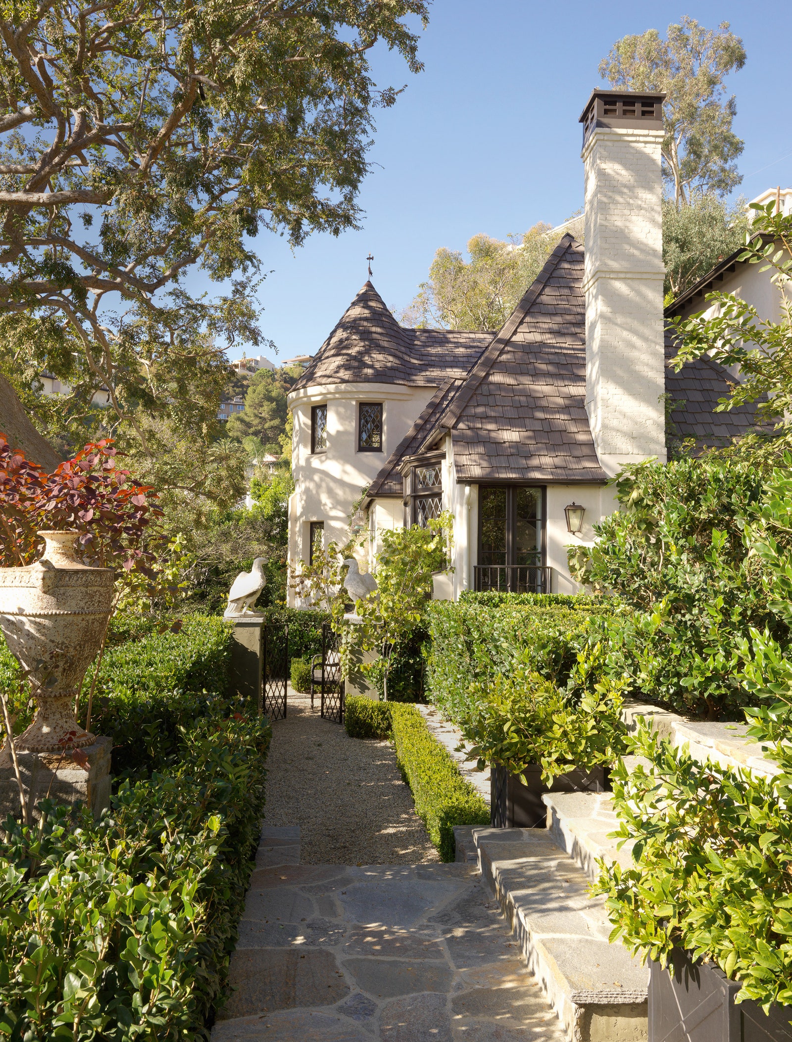 Калифорнийский дом ЖанаЛуи Денио построен в 1935 году в стиле Тюдоров а сад вокруг него уже в наши дни полностью...