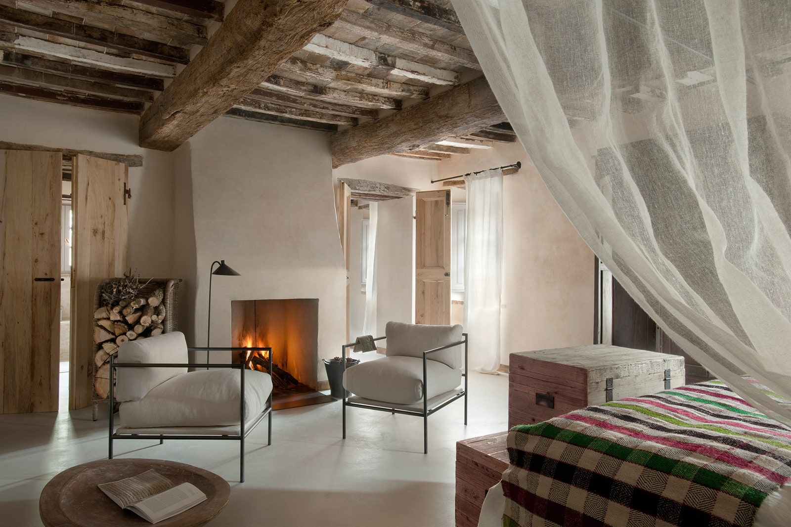 Интерьер отеля из средневековой деревушки в Тоскане фото