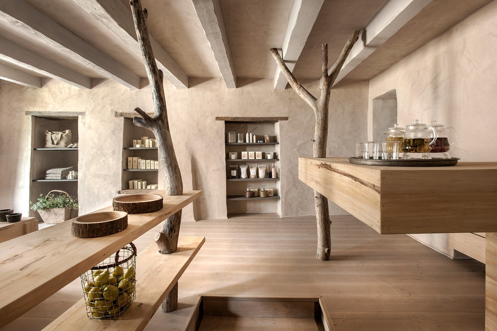 Интерьер отеля из средневековой деревушки в Тоскане фото