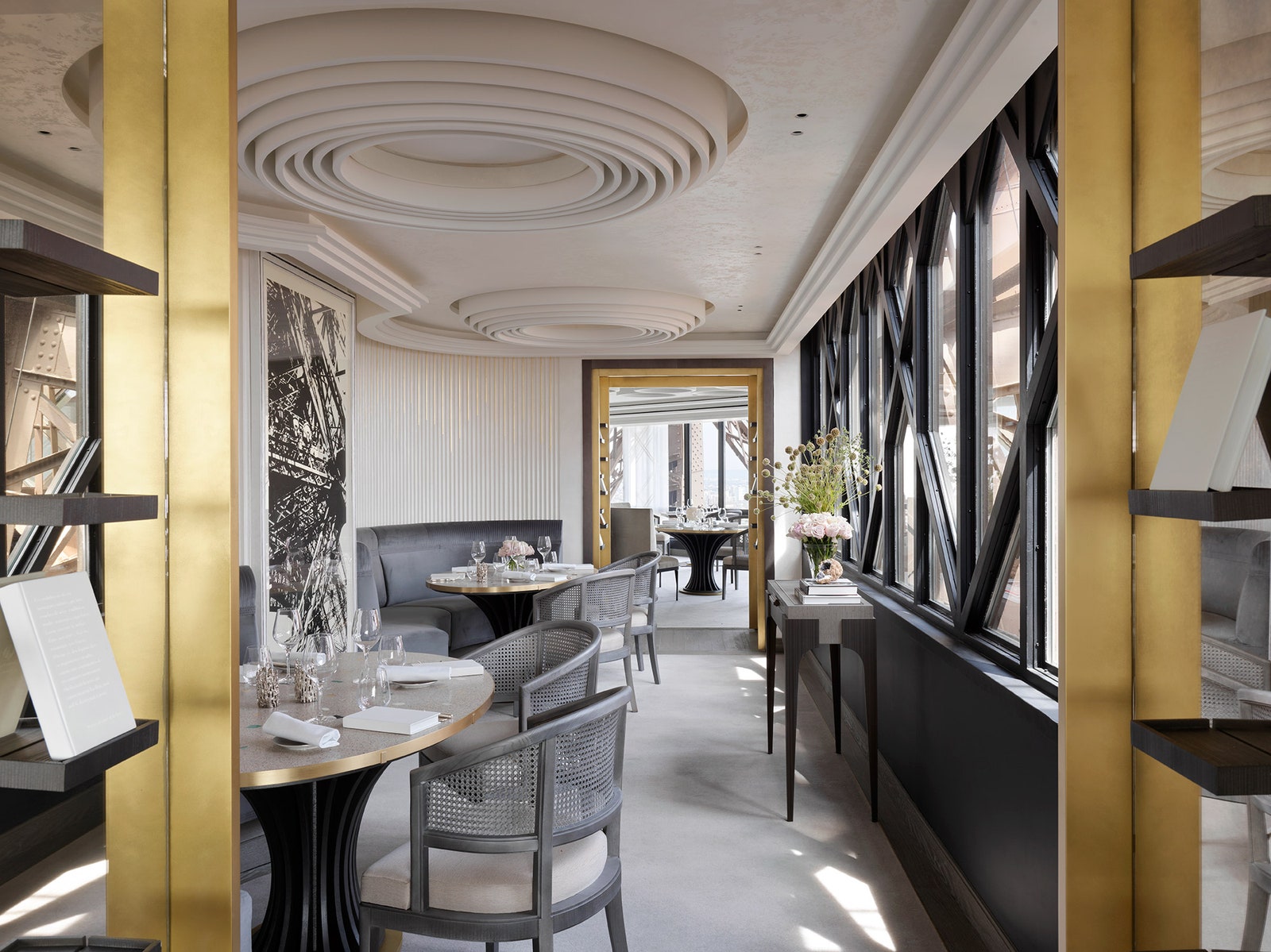 Обновленный ресторан Le Jules Verne в Париже