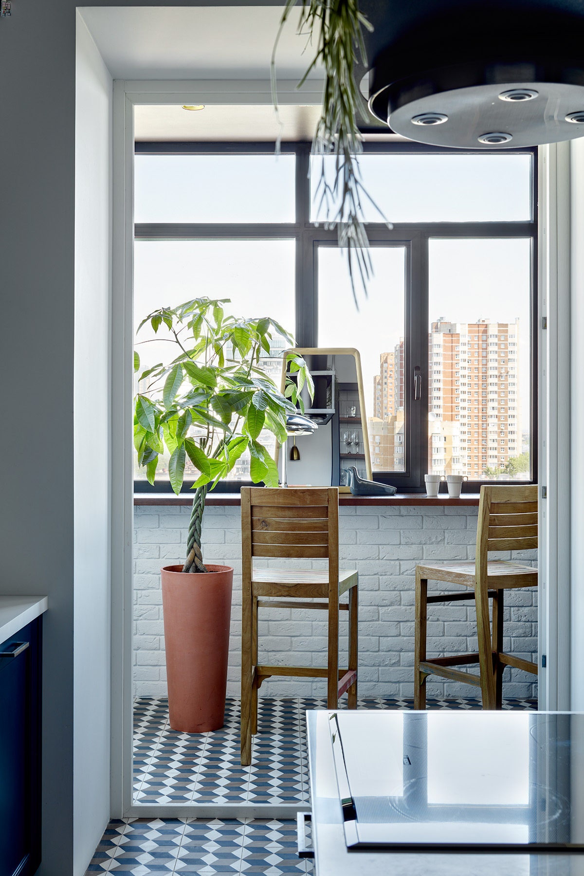 Балкон. Барные стулья Teak House зеркало Zara Home. Фото Сергей Ананьев.