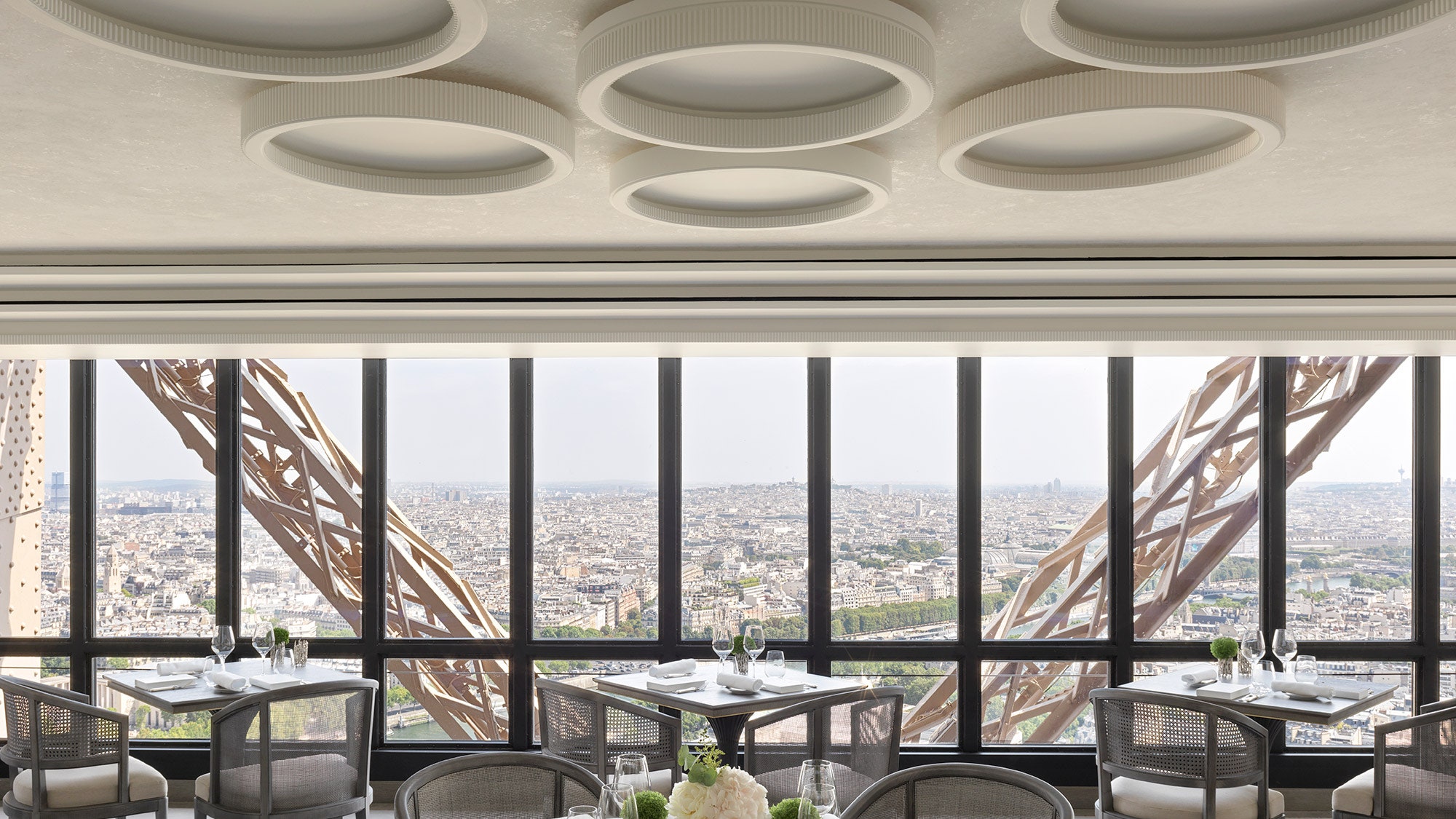 Обновленный ресторан Le Jules Verne в Париже