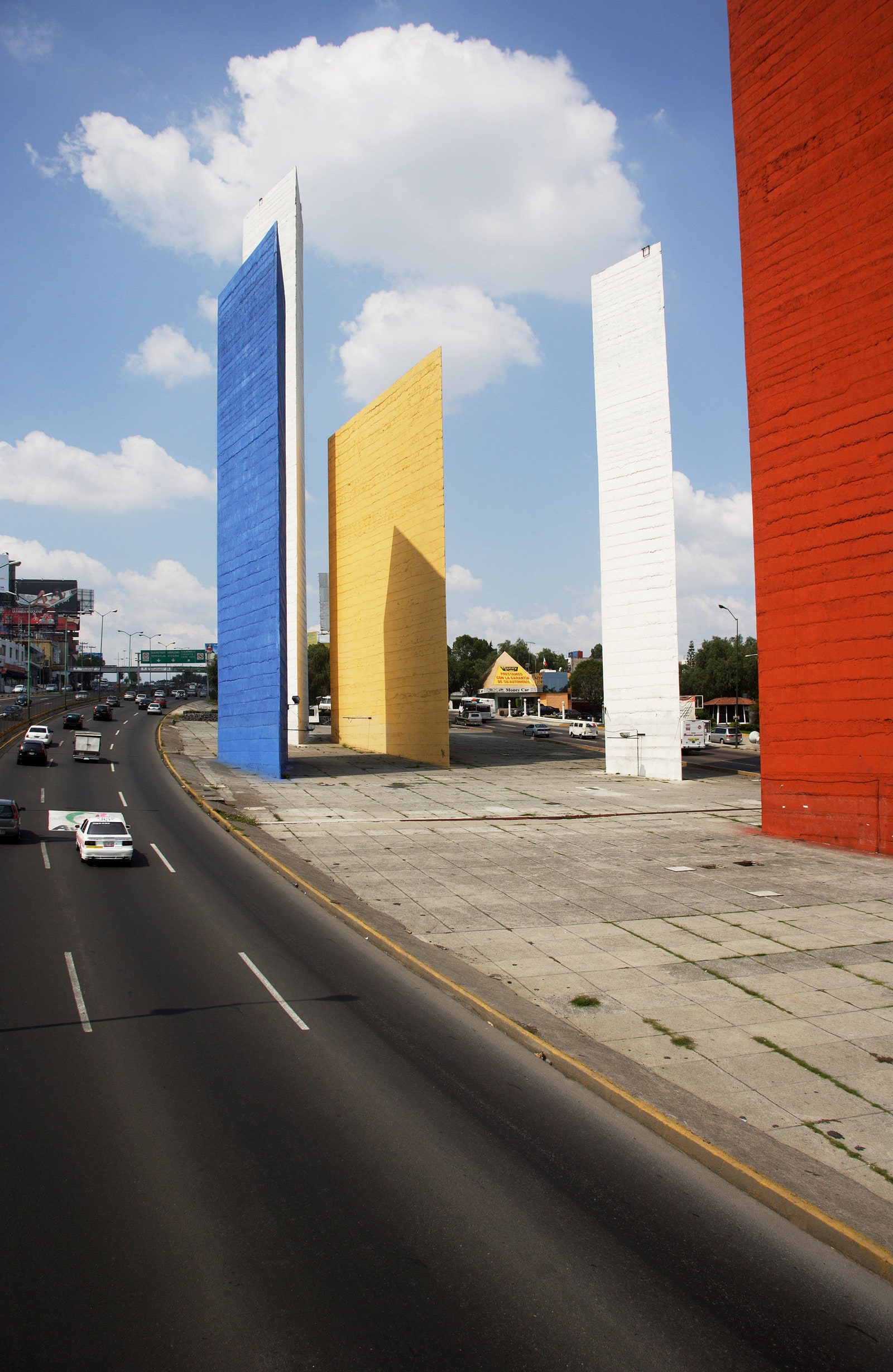 Cкульптура Torres de Satlite в северной части Мехико.
