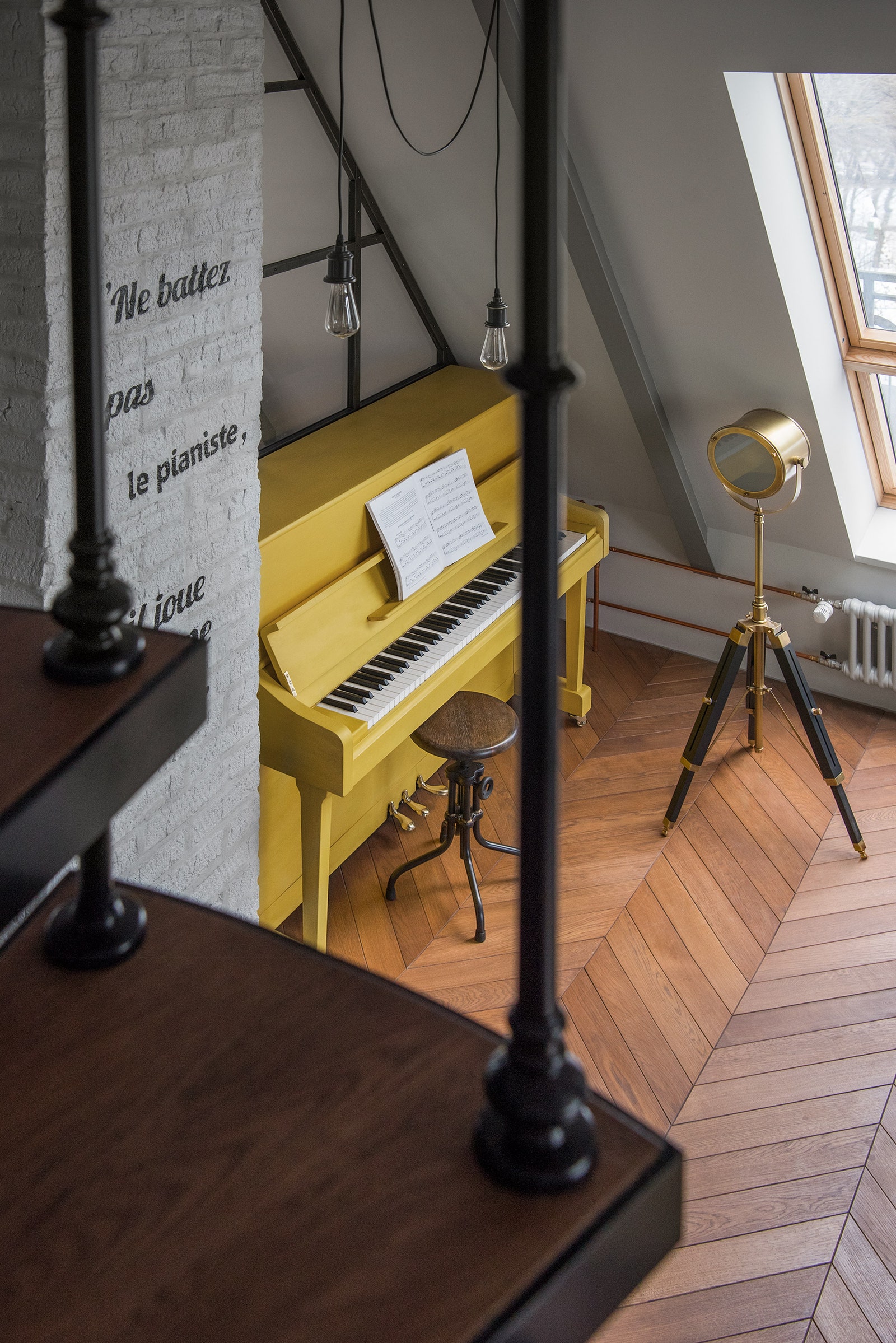Пианино выкрашено краской от Даши Гейлер табурет и торшер Gramercy Home.