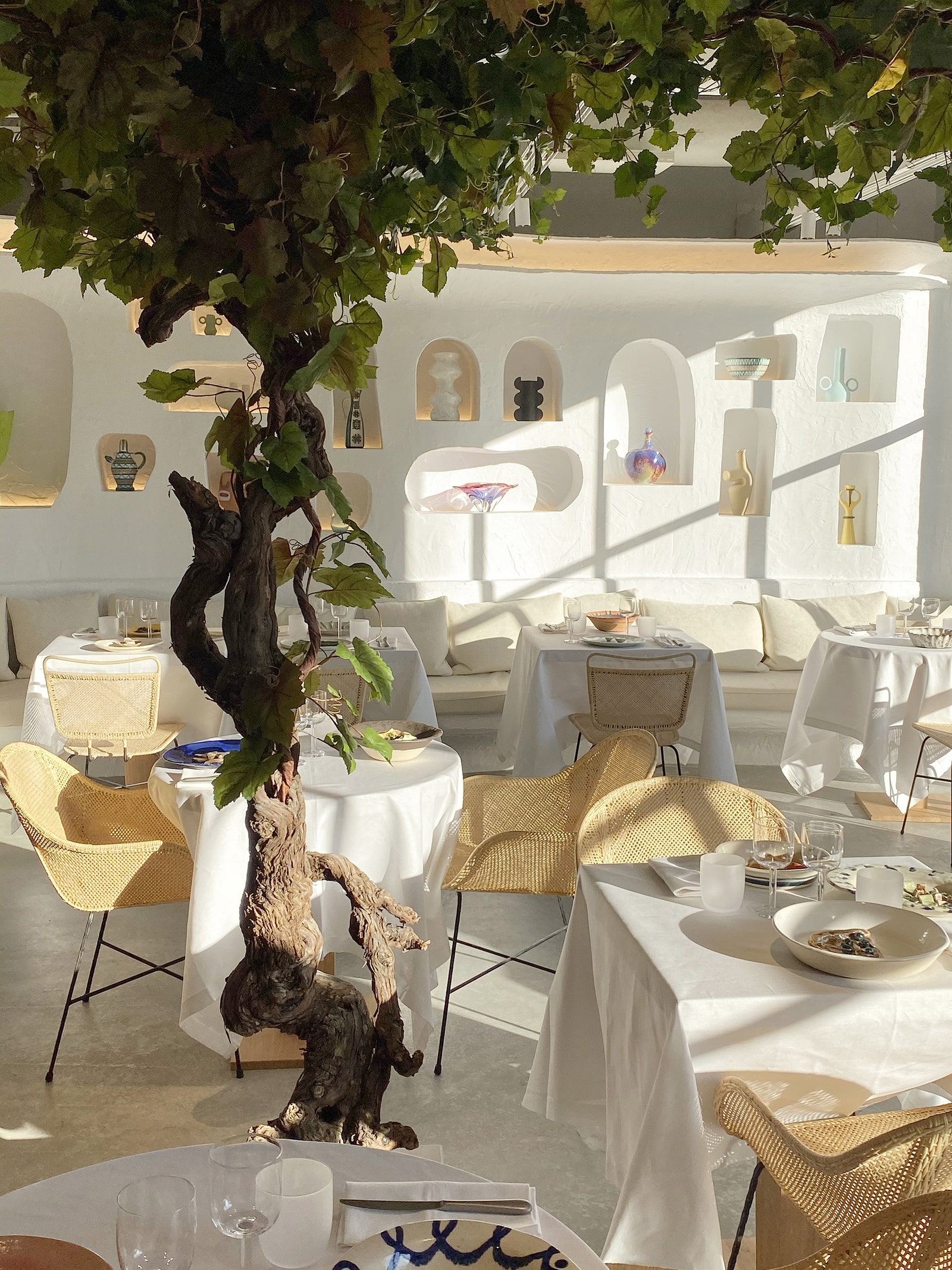 Новый ресторан Oursin в Париже по проекту Симона Порта Жакмюса