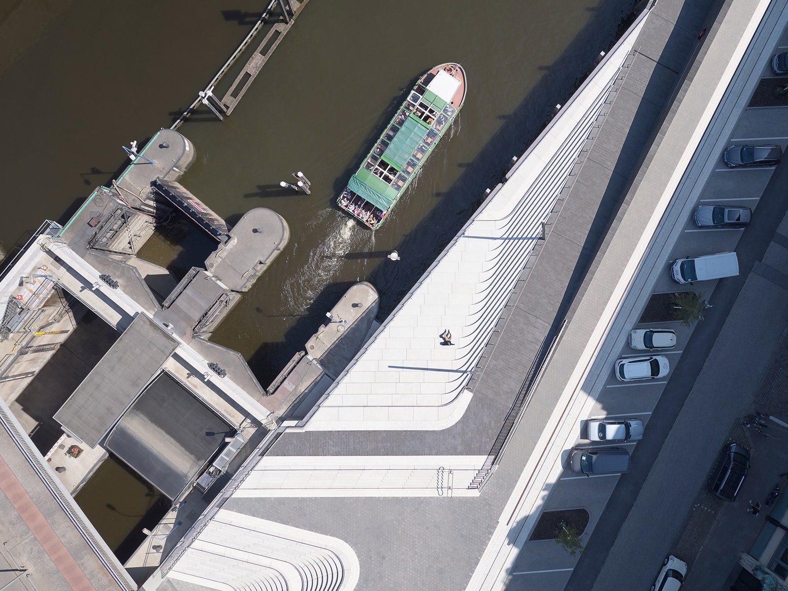 Защита от наводнений набережная по проекту Zaha Hadid Architects в Гамбурге