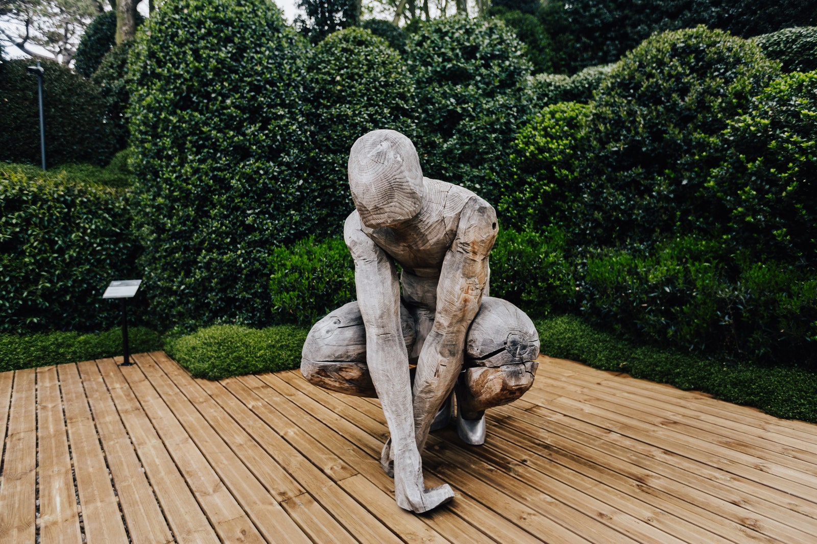 Через свою скульптуру Evolution 2 француз Сирил Андре выразил персональное видение эволюции человека он придал фигуре...