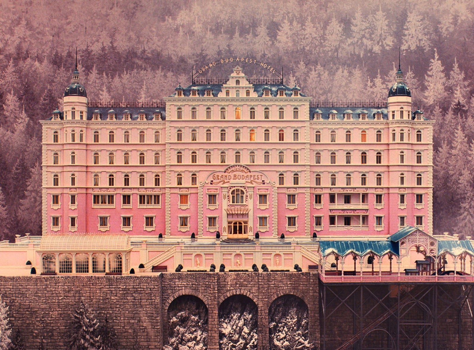 Изображение здания вымышленного отеля “Гранд Будапешт”.