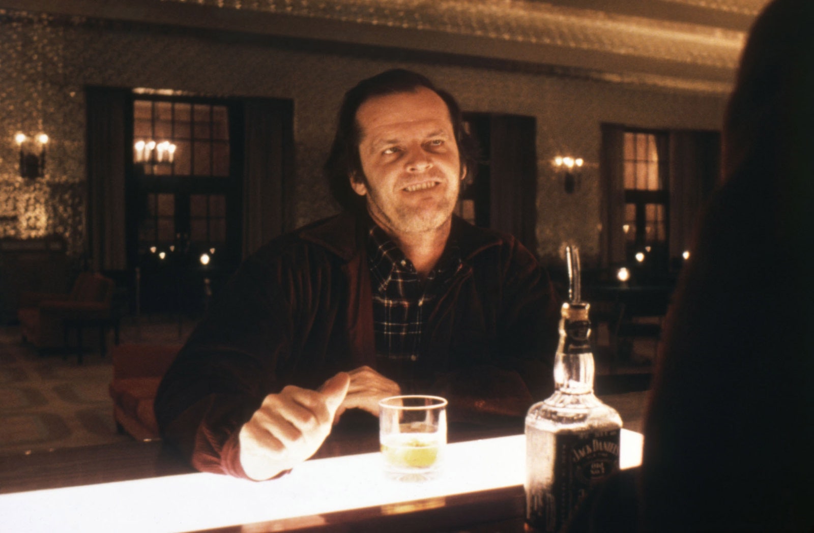 Герой Джека Николсона в баре отеля Overlook.