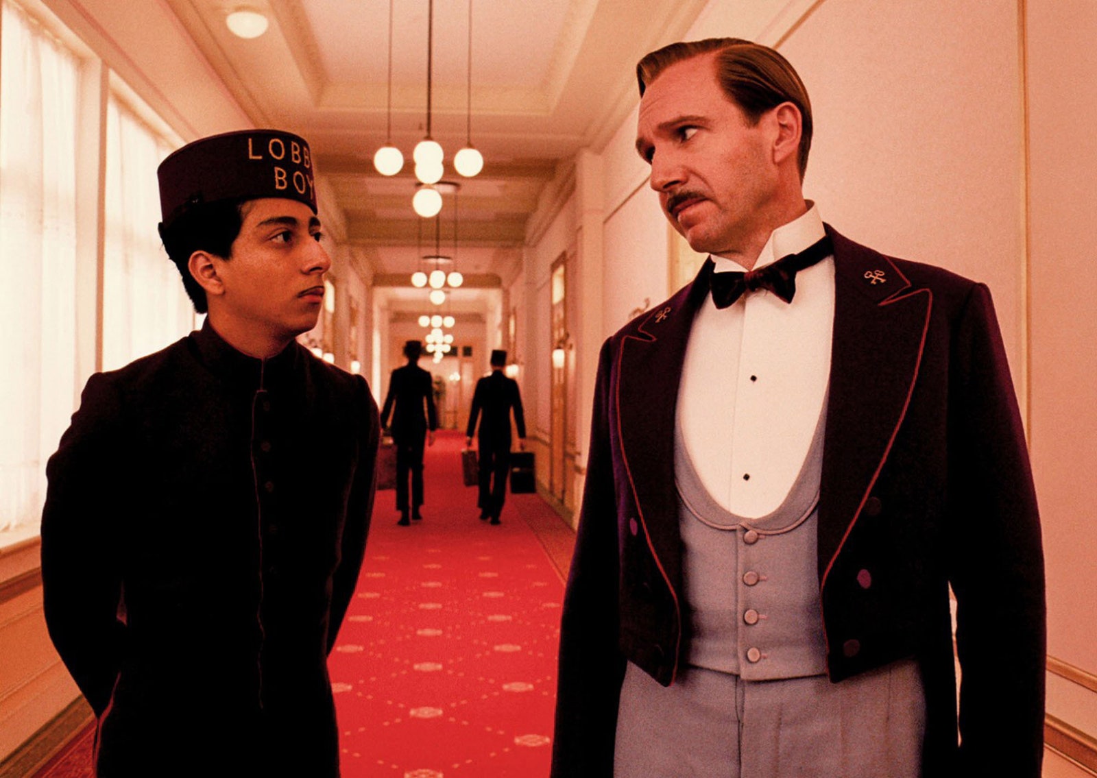 Герои Рейфа Файнса и Тони Револори в коридоре отеля.