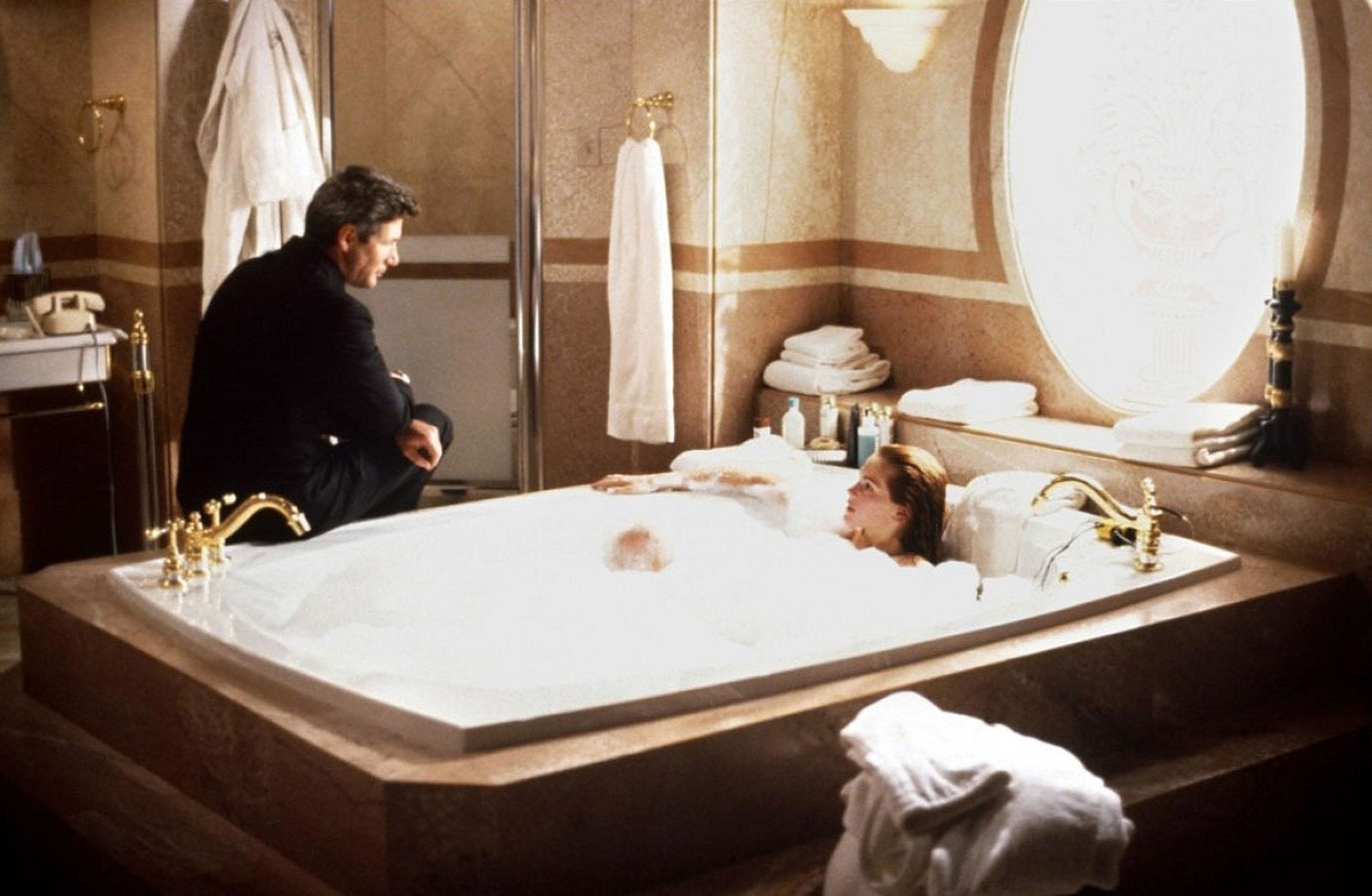 Герои Джулии Робертс и Ричарда Гира в номере отеля.