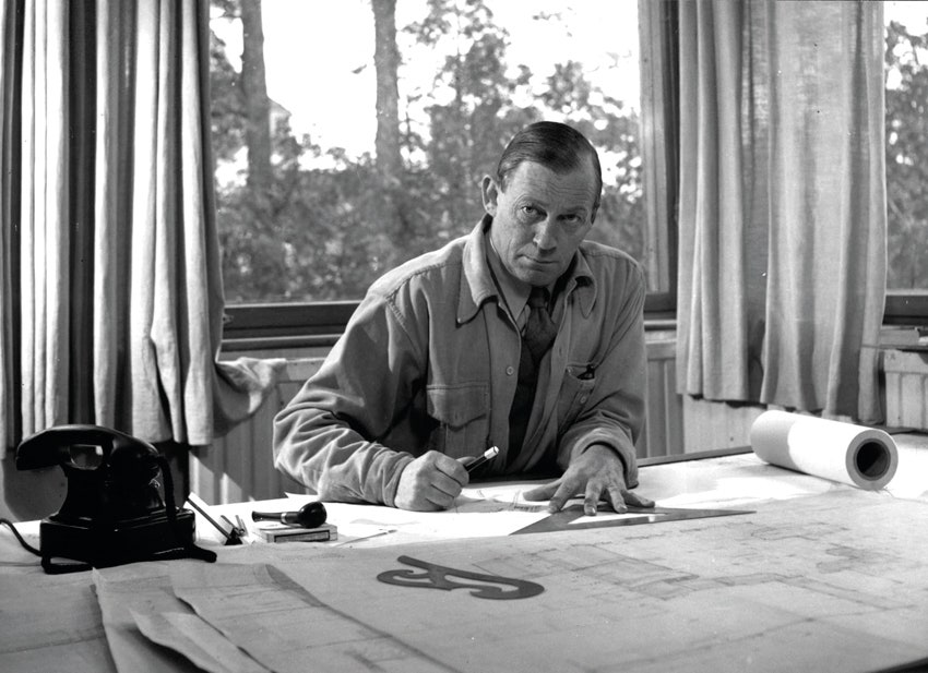 Алвар Аалто в своей студии 1945. Фото Alvar Aalto Foundation.