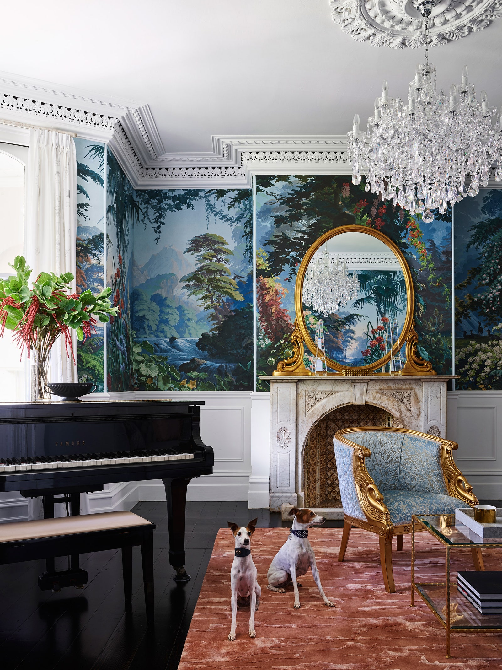 Парадная гостиная. На стенах панорамные обои с изображением райского сада Papiers de Paris кресло Mahogany By Hand...
