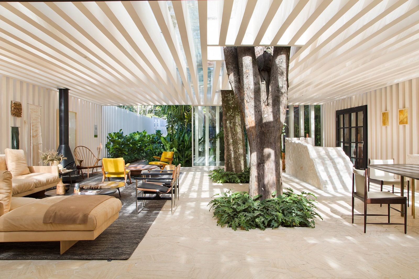 Проект дома с живыми деревьями в Бразилии