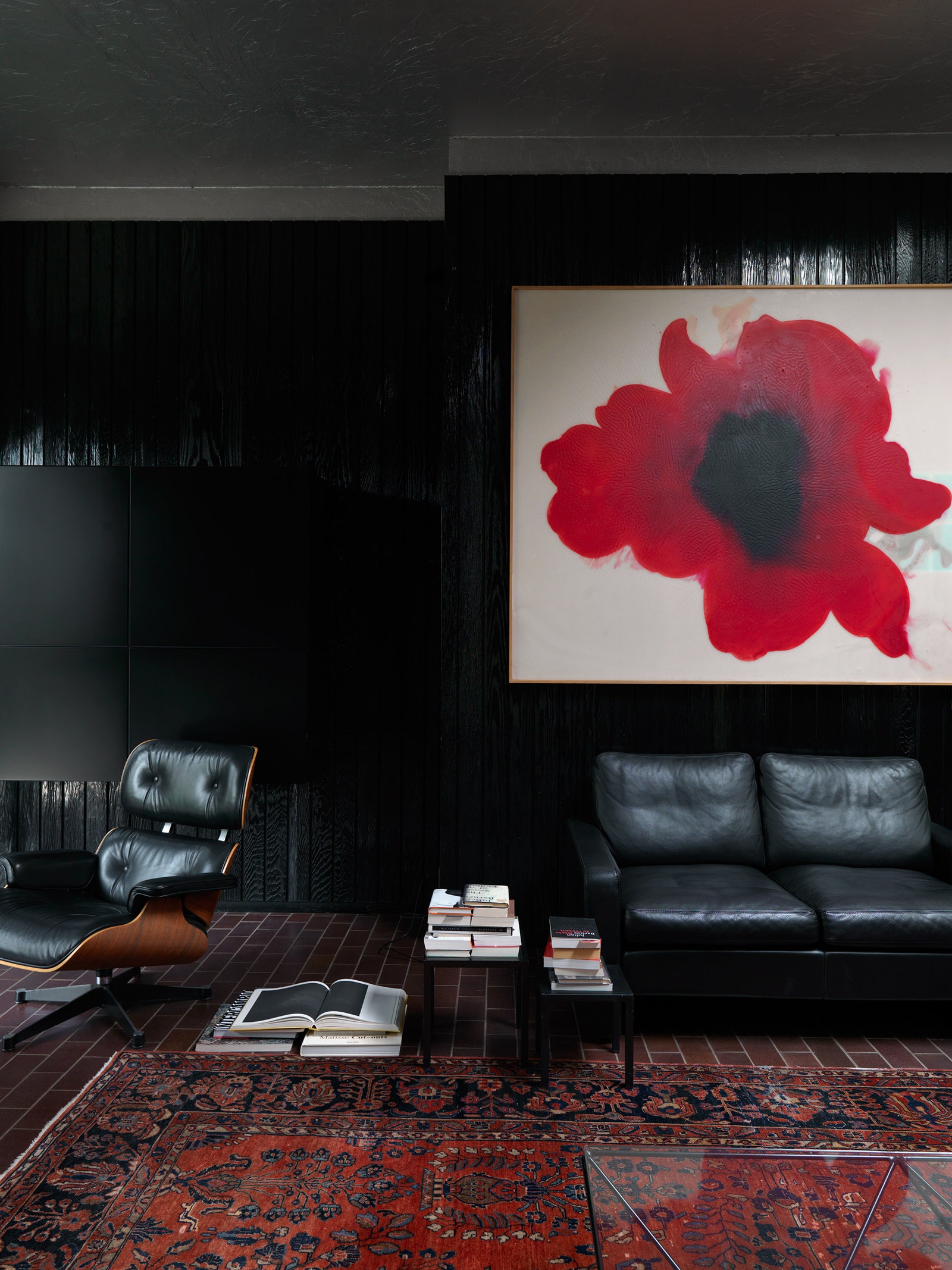 Уголок для чтения в гостиной. Кожаный диван BampB Italia. Над ним работа художника Хосе Марии Сисилии.