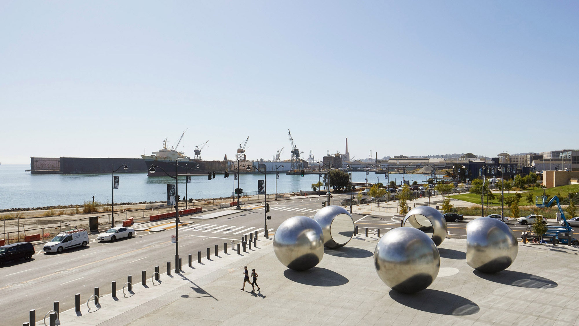 Зеркальные шары Олафура Элиассона на набережной в СанФранциско