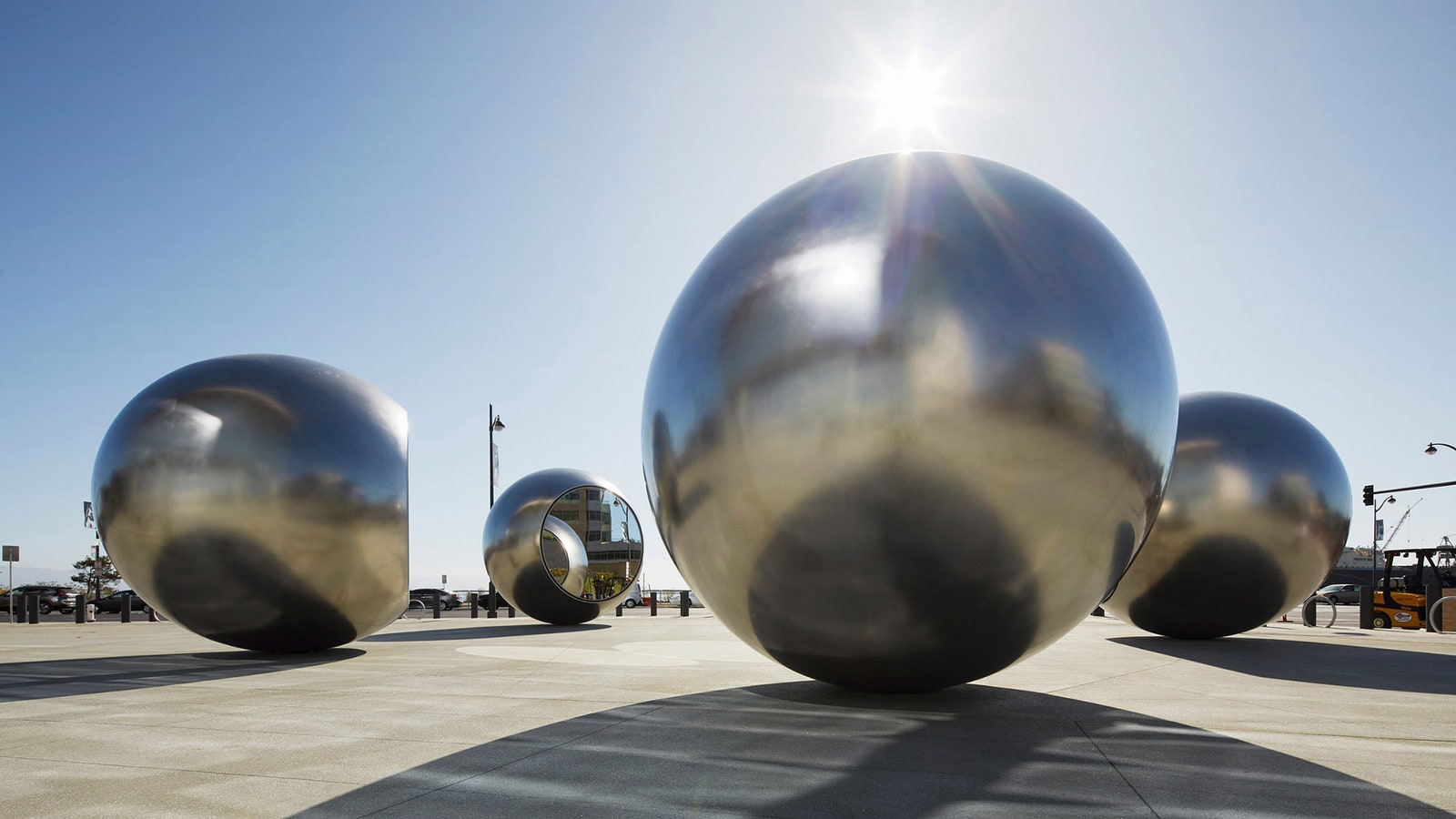 Зеркальные шары Олафура Элиассона на набережной в СанФранциско
