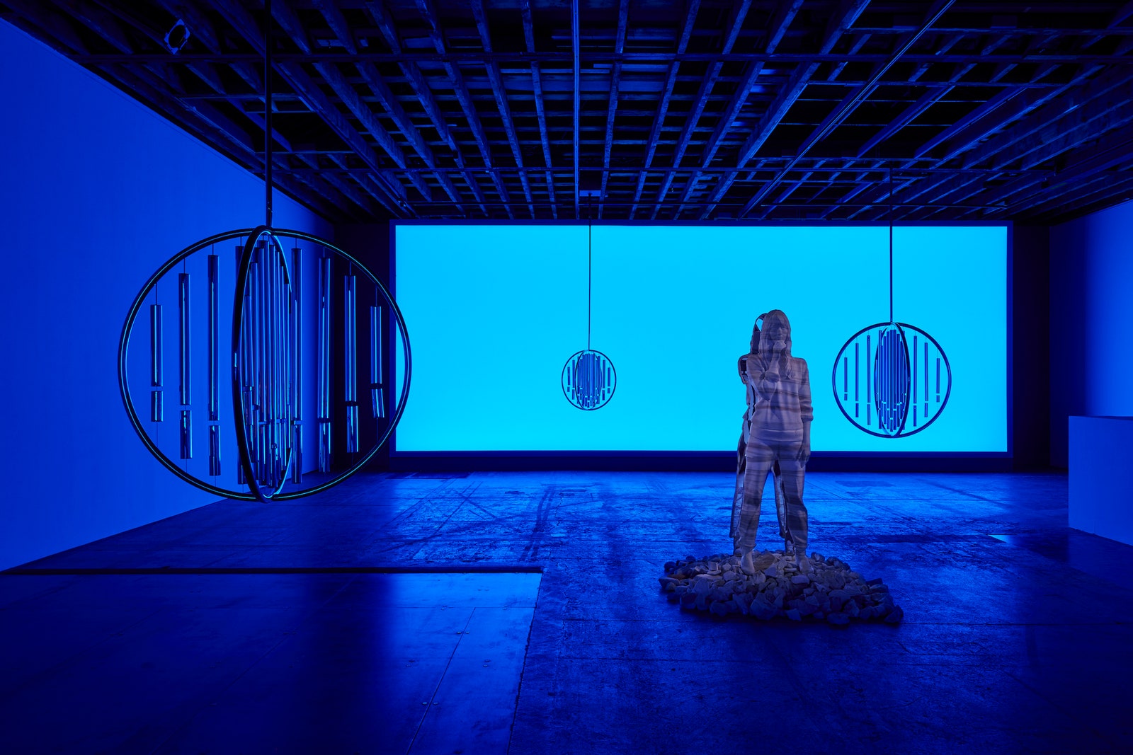 Doug Aitken. Inside Out. 2019. Инсталляция в Victoria Miro Wharf Road London © Doug Aitken. Courtesy Victoria Miro.