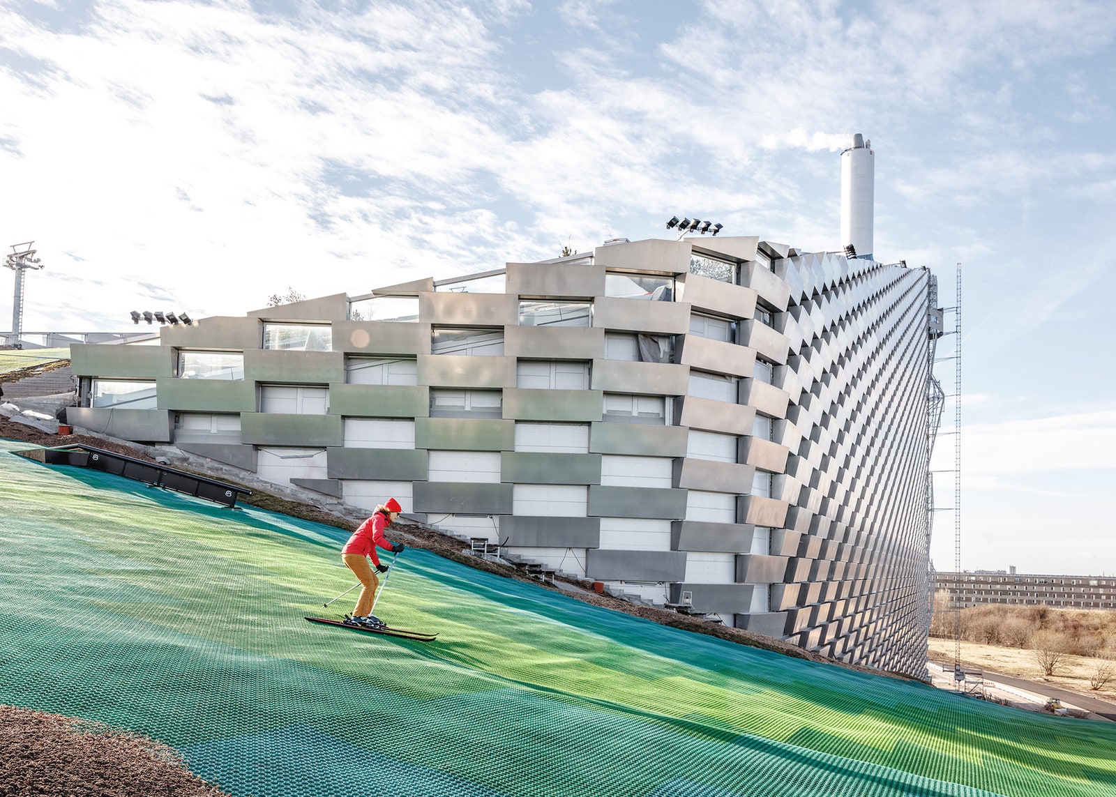 BIG завершило строительство завода с лыжным склоном в Копенгагене