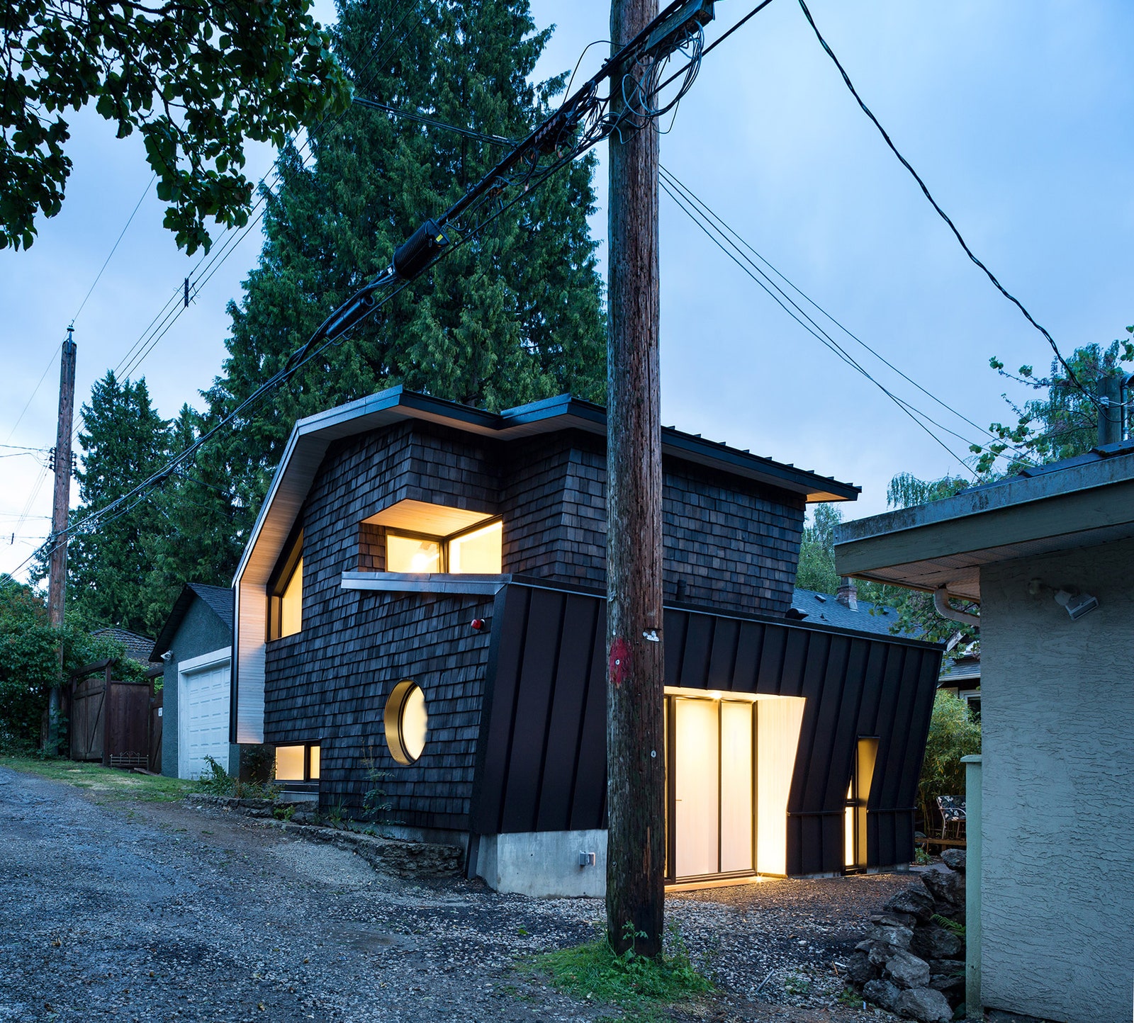 Белоснежный интерьер в маленьком доме для японской семьи в Канаде