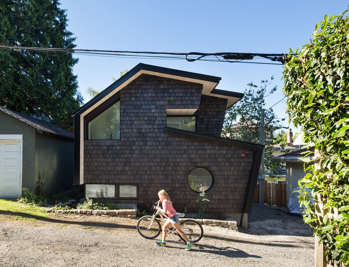Белоснежный интерьер в маленьком доме для японской семьи в Канаде