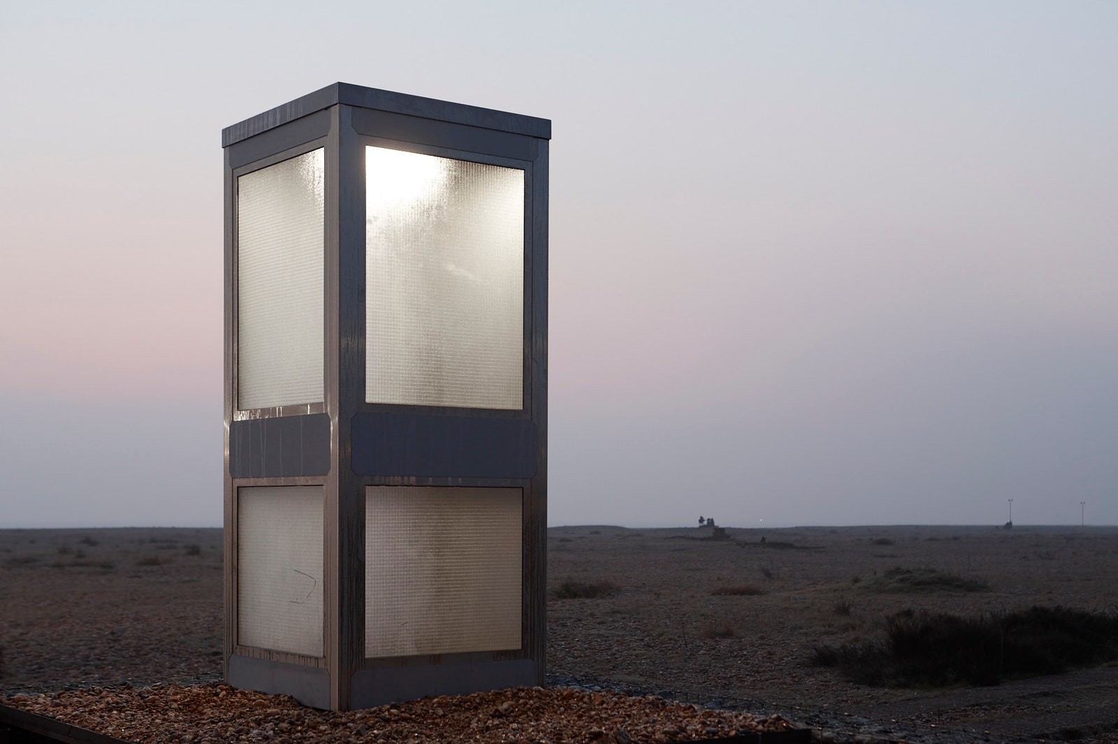 Телефонная будка в пустыне артпроект о брекзите