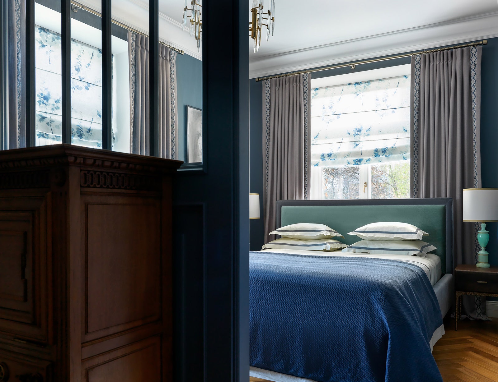 Спальня совмещена с гардеробной и условно зонирована стеклянной перегородкой. Кровать Rooma Design прикроватные столики...