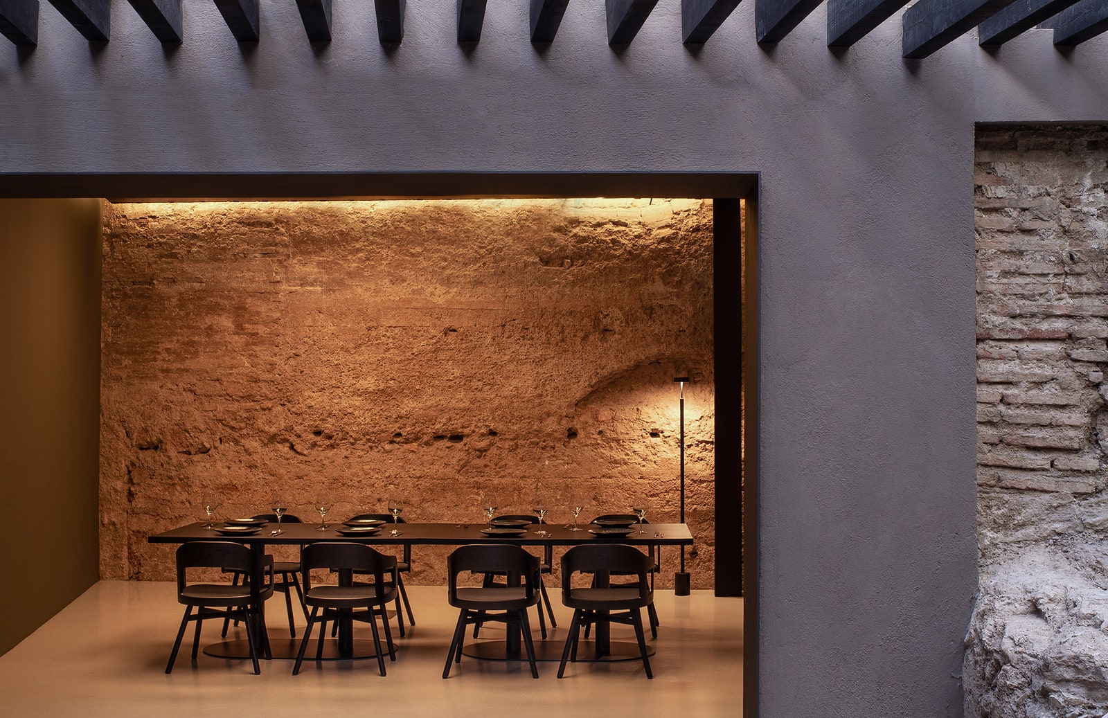 Ресторан с остатками средневековой стены в Валенсии