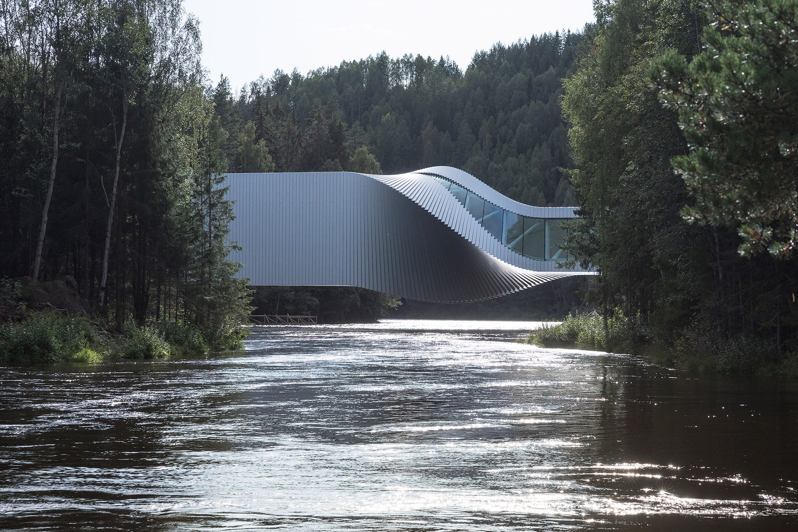 Первый проект BIG в Норвегии музейный павильонмост в парке Кистефос