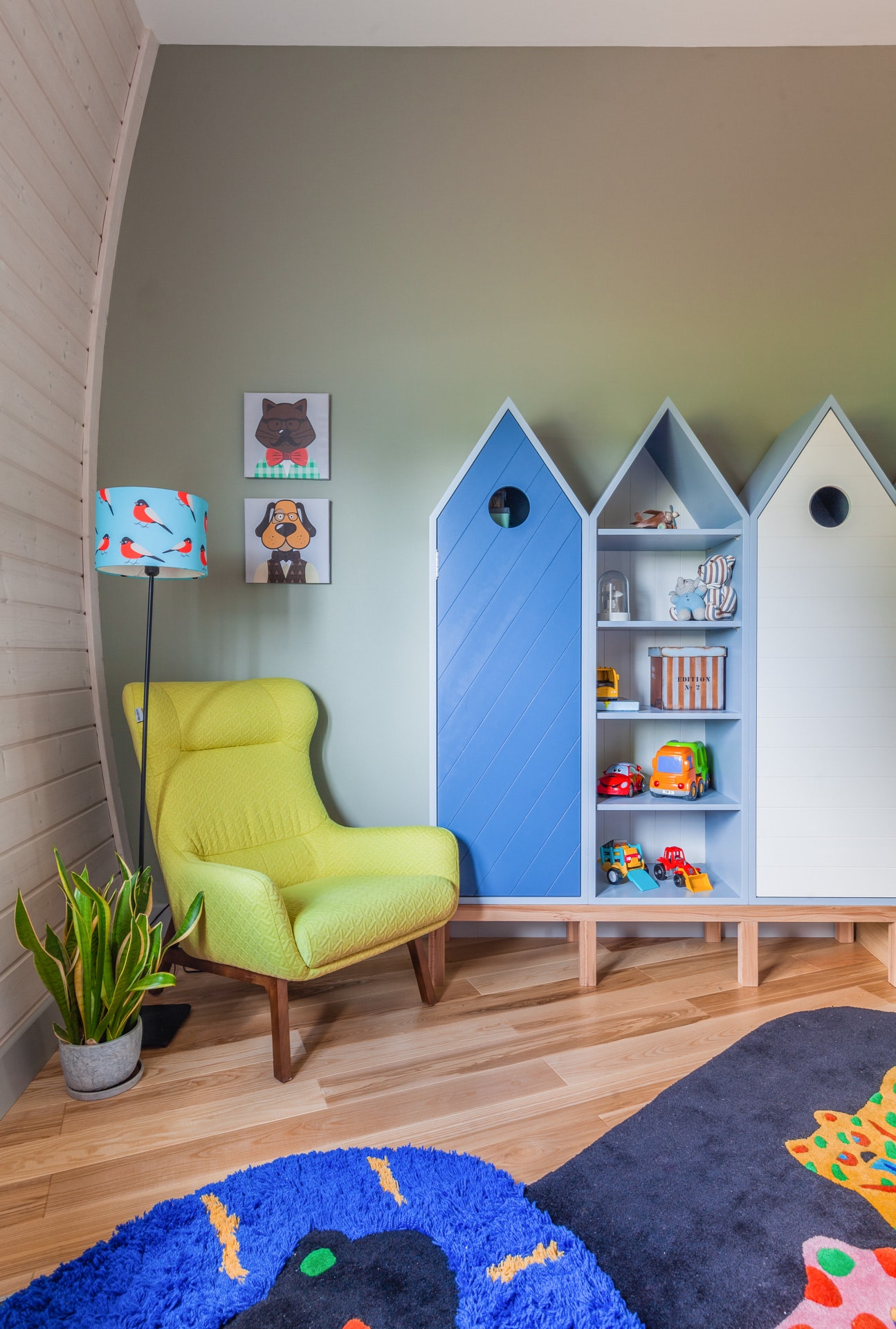 Фрагмент детской. Ковер и торшер IKEA шкафы изготовлены по эскизам авторов проекта.