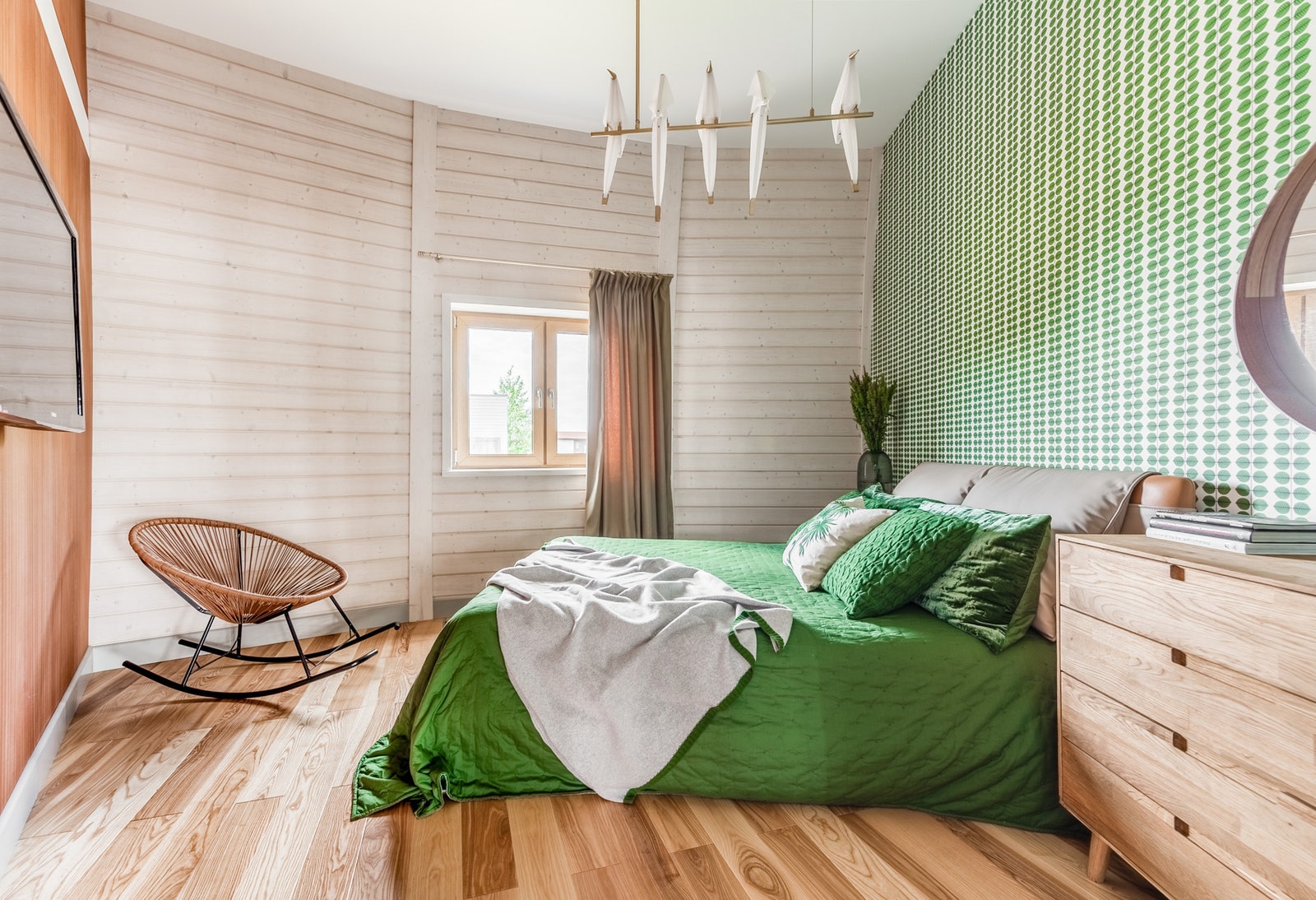 Гостевая комната. Кровать Poltrona Frau светильник Moooi обои Boråstapeter шторы Mobile Art текстиль Krassky.