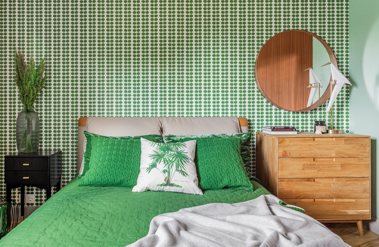 Фрагмент гостевой комнаты. Тумба La Redoute текстиль Krassky светильник Moooi комод Wellige зеркало IKEA.