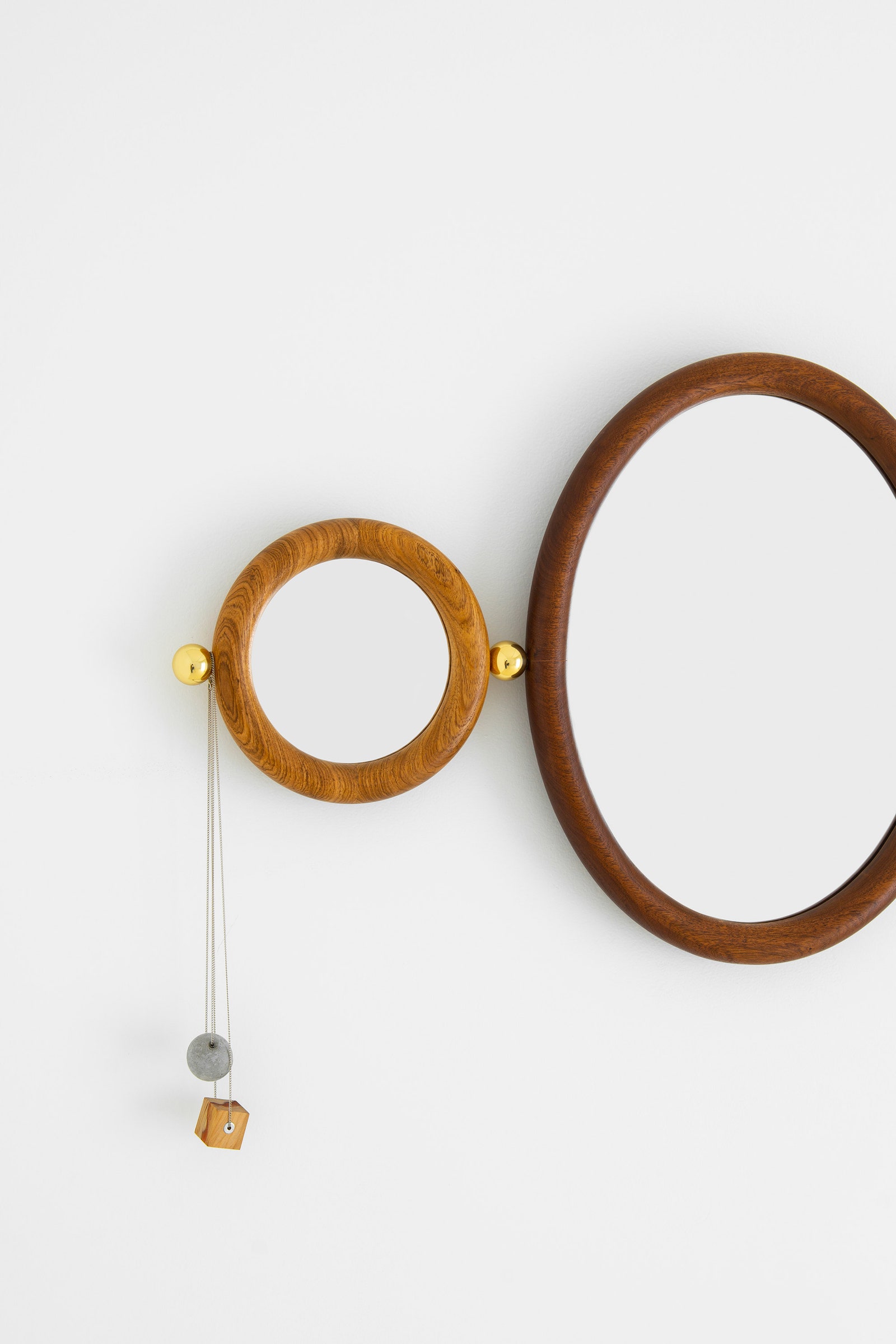 Элегантное деревянное зеркало с крючками