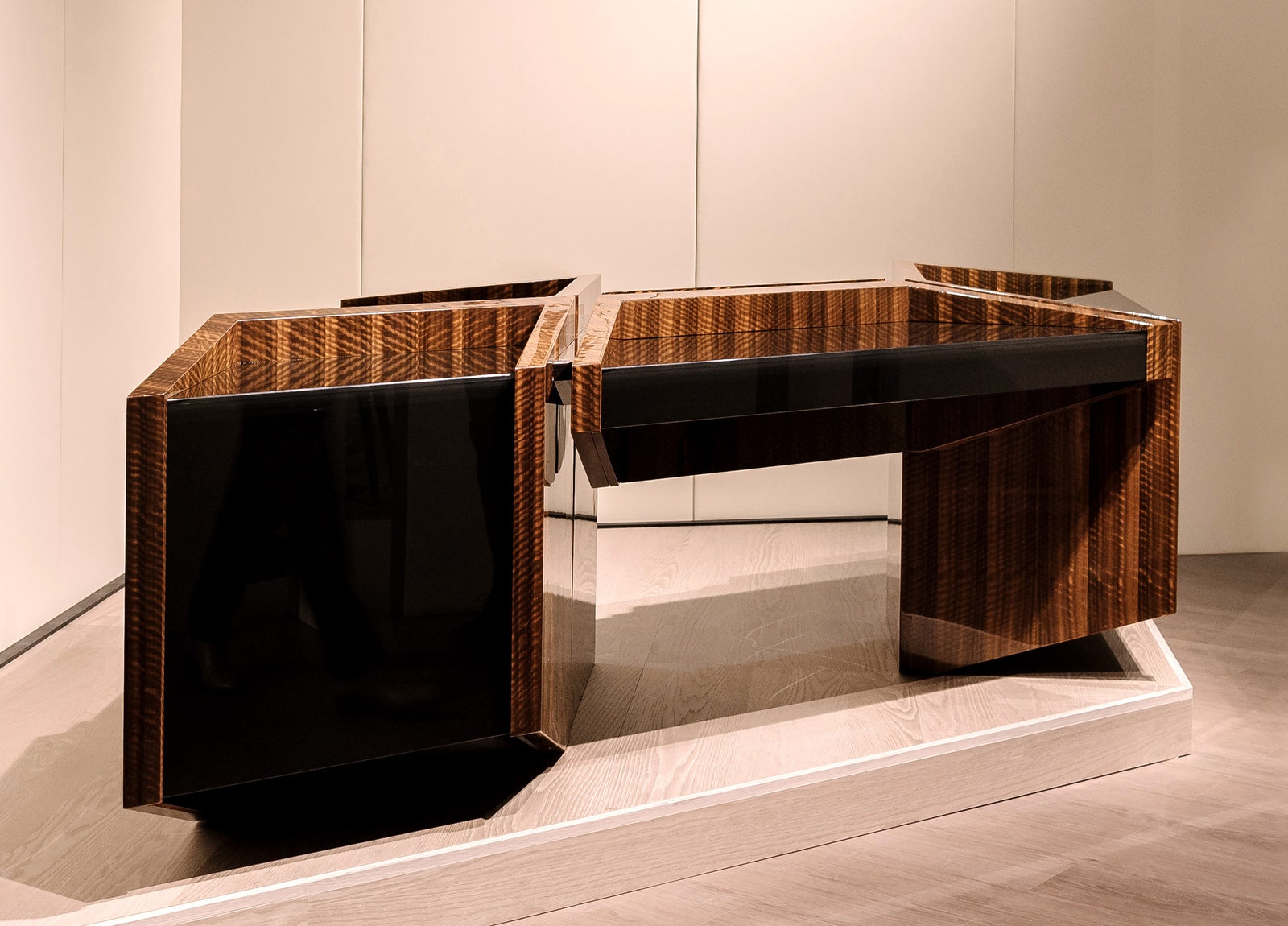 Стол по проекту архитектора для итальянского бренда Turri. Либескинд использовал в проектировании самые дорогие...