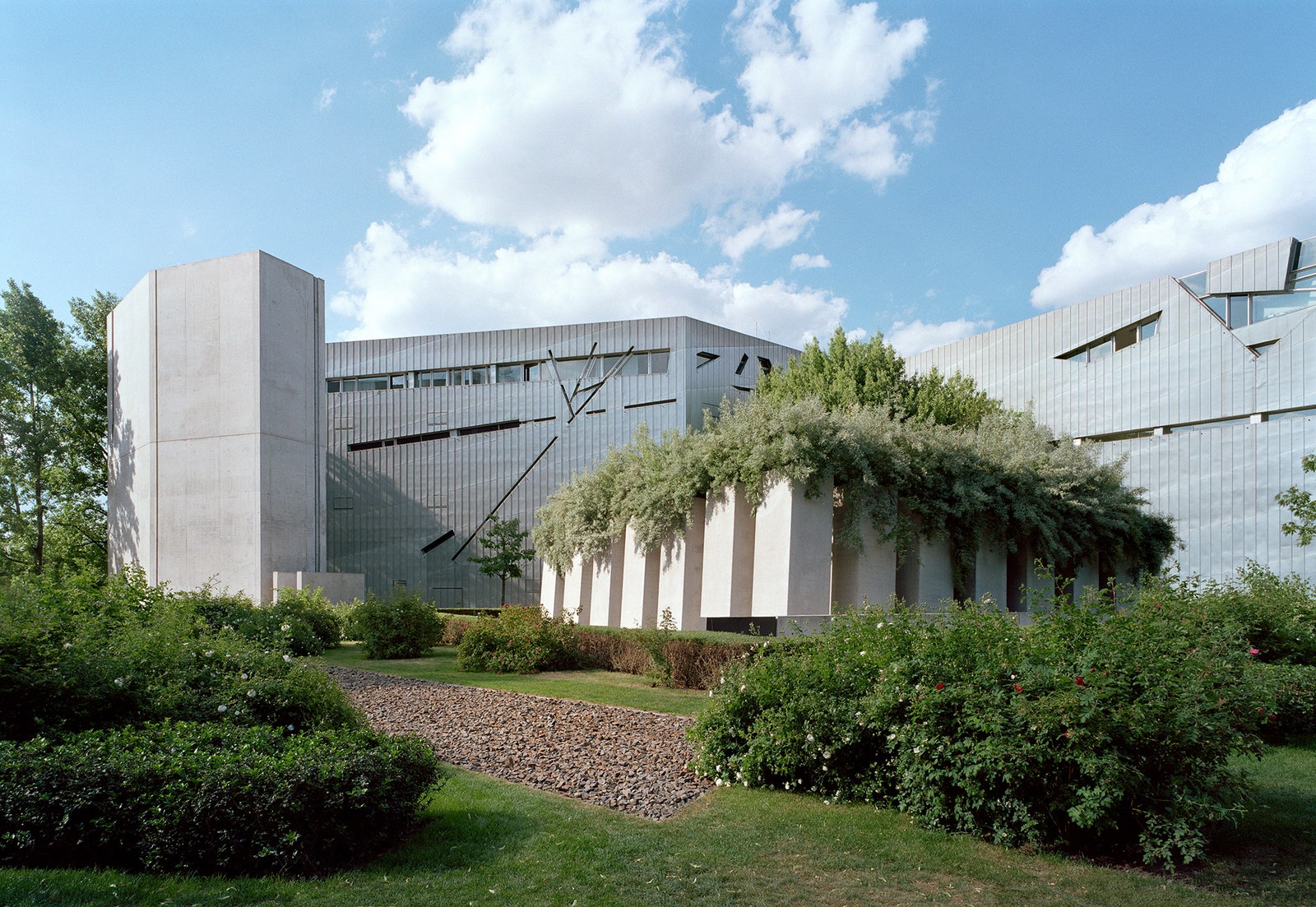 Первый и один из самых главных проектов Либескинда — Еврейский музей в Берлине.