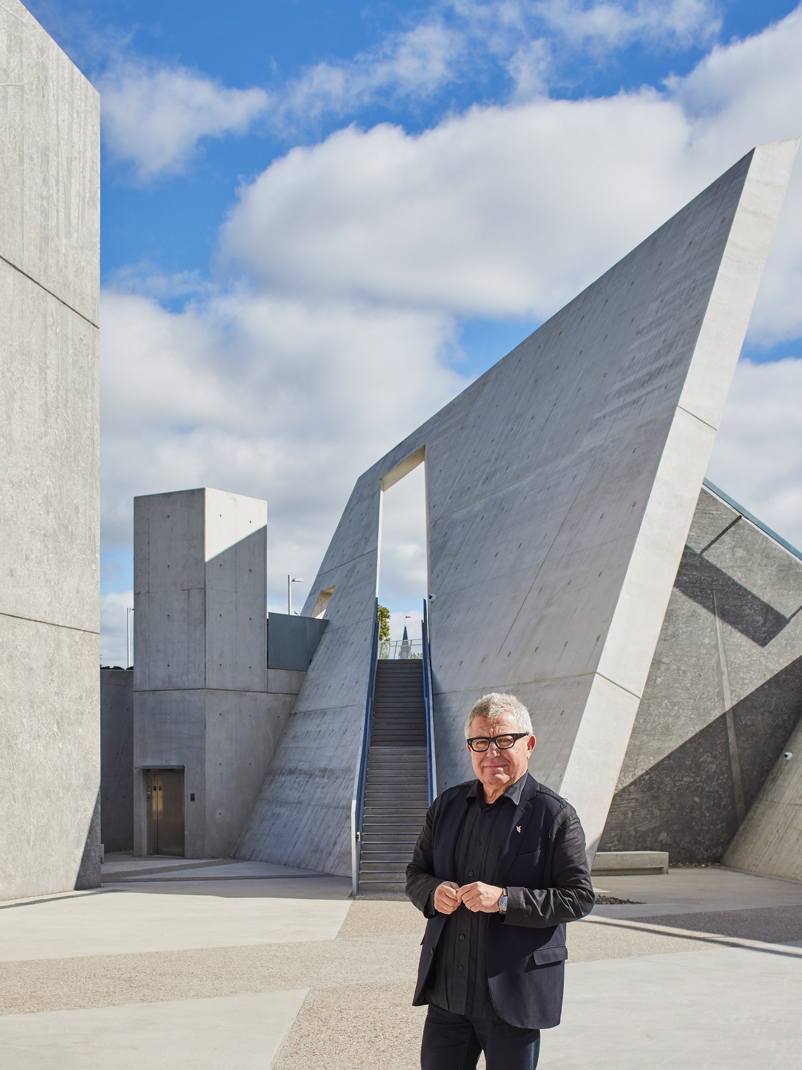 Архитектор Даниэль Либескинд на фоне мемориала жертвам холокоста в Оттаве.