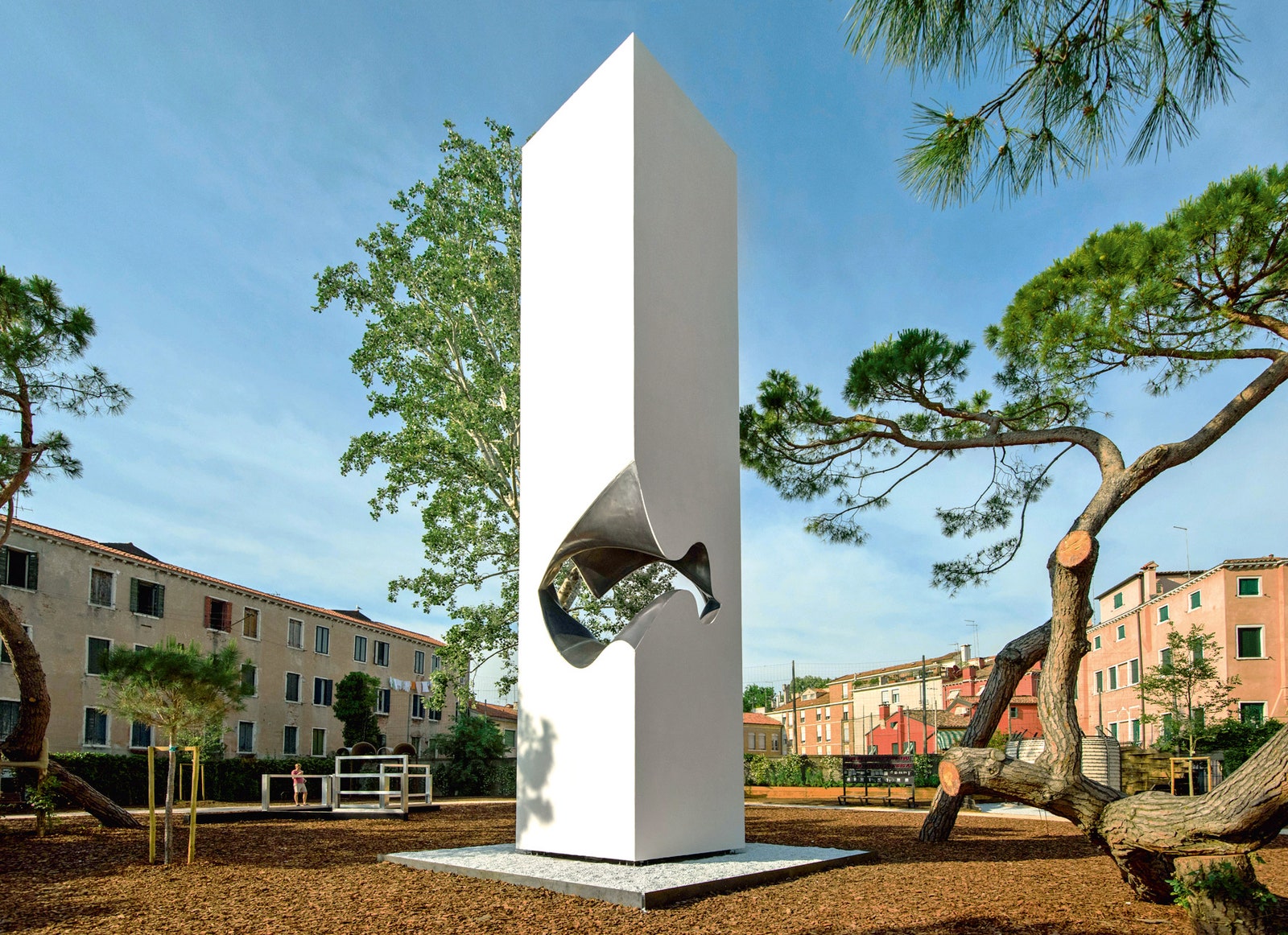 Скульптура Facing Gaia установленная у входа в Сады Биеннале в Венеции в рамках архитектурной биеннале 2018 года.
