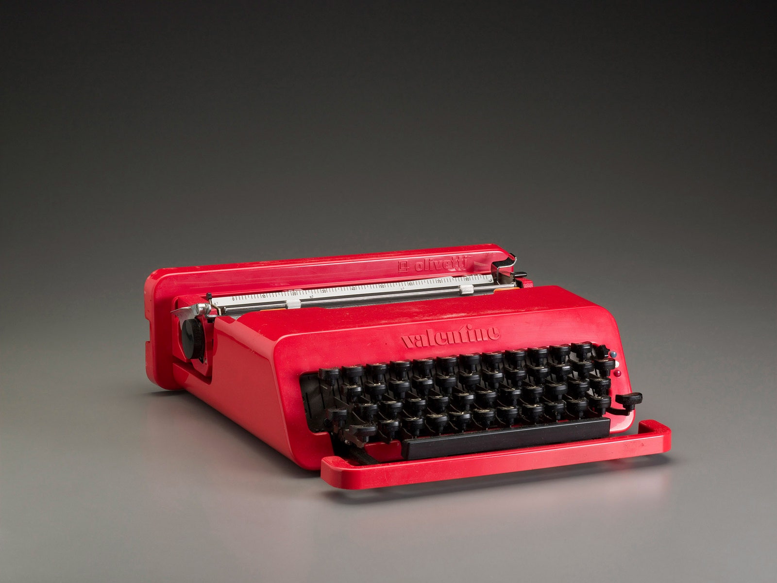 Портативная пишущая машинка Valentine Olivetti.