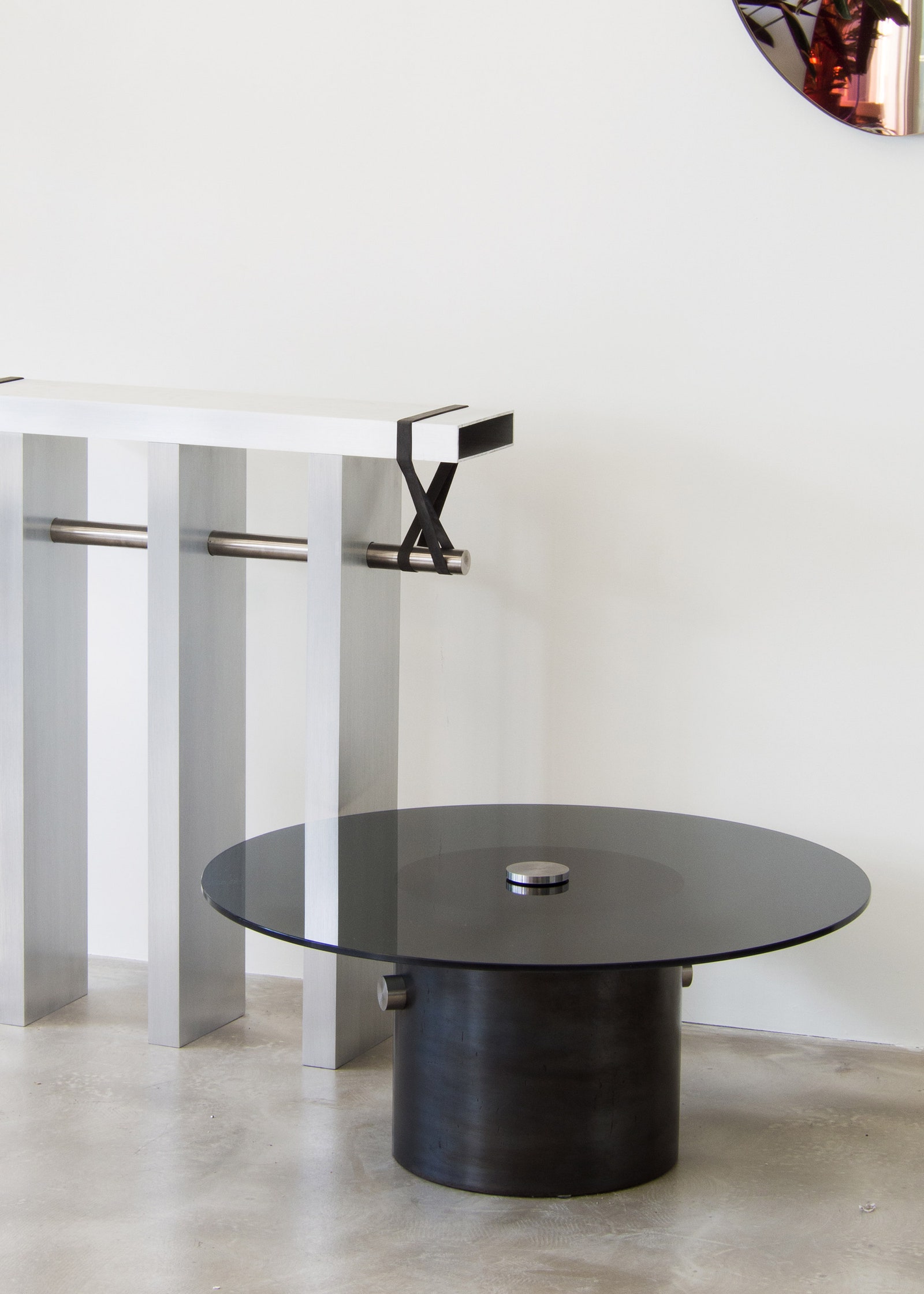 Коллекция минималистичной мебели из стали и алюминия