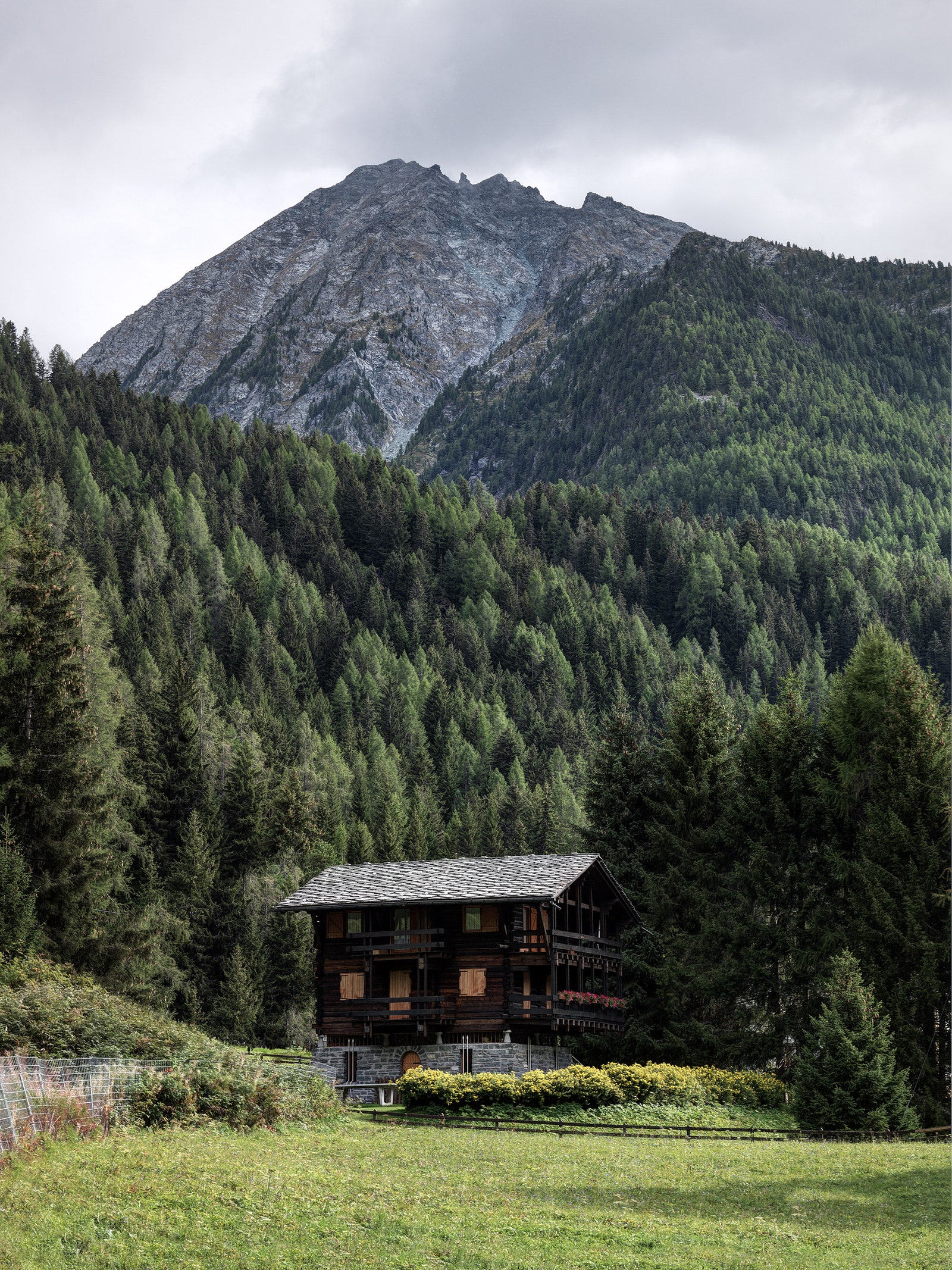 Карло Моллино новые фотографии альпийского домика по пректу архитектора