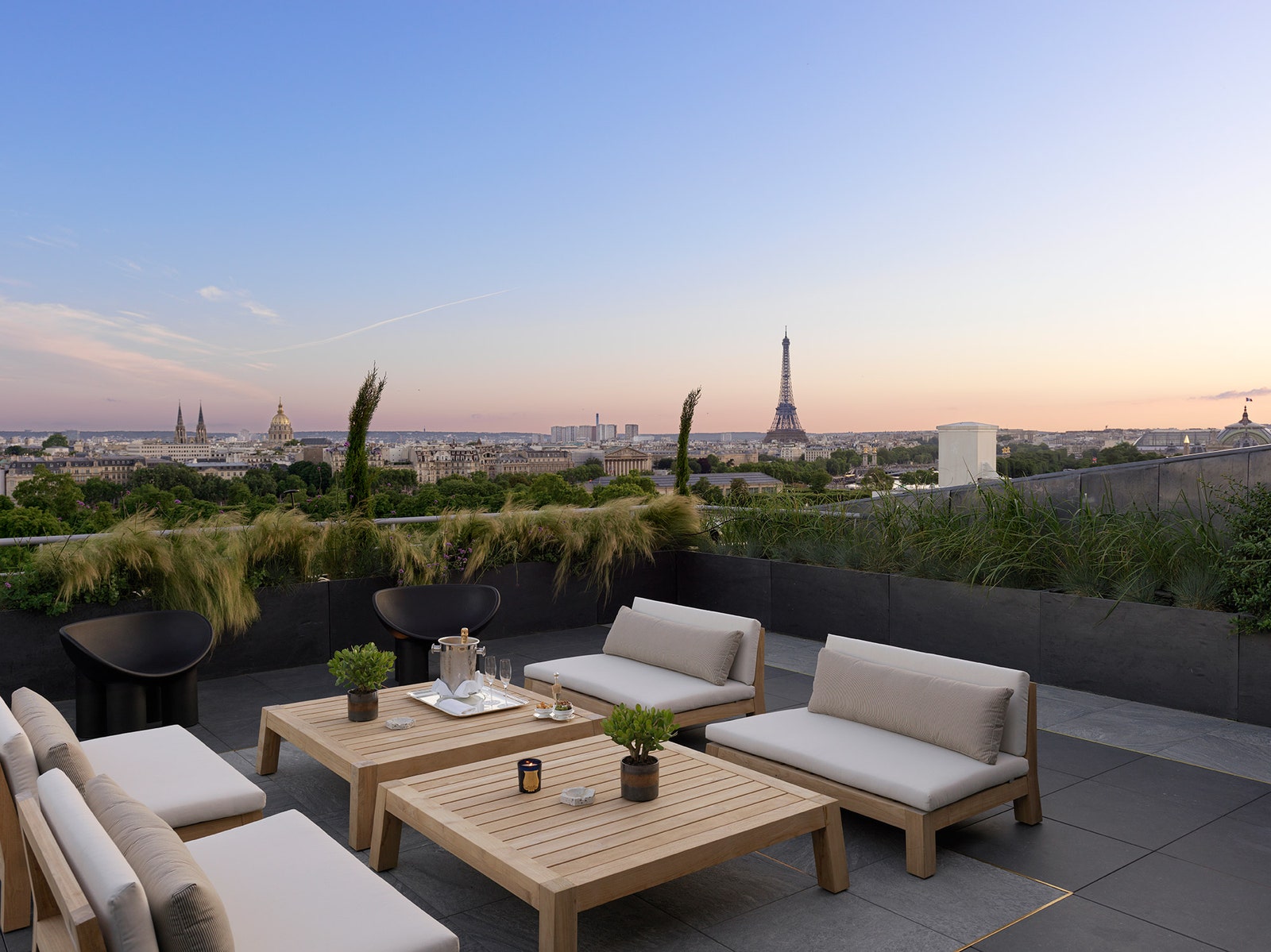 Обновленный интерьер пентхауса на крыше парижского отеля Le Meurice