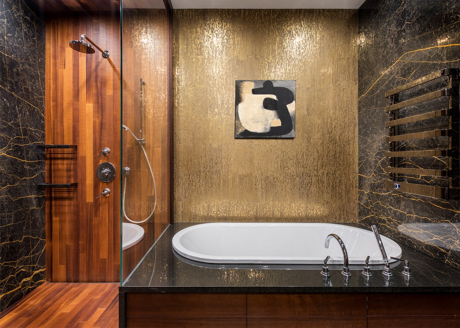 В отделке ванной комнаты использованы камень Port Laurent термоясень. Плитка Arezia покрыта сусальным золотом. Картина...