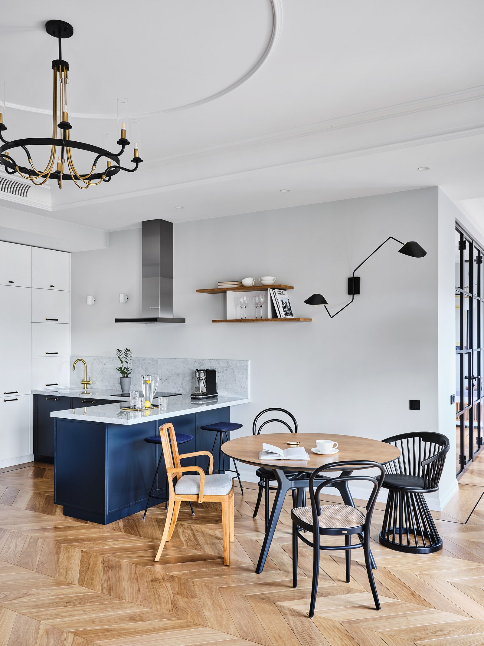 Зона кухни и столовой. Кухонный гарнитур с мраморной столешницей сде­лан по эскизам дизайнера стол Unika Møblär стулья...