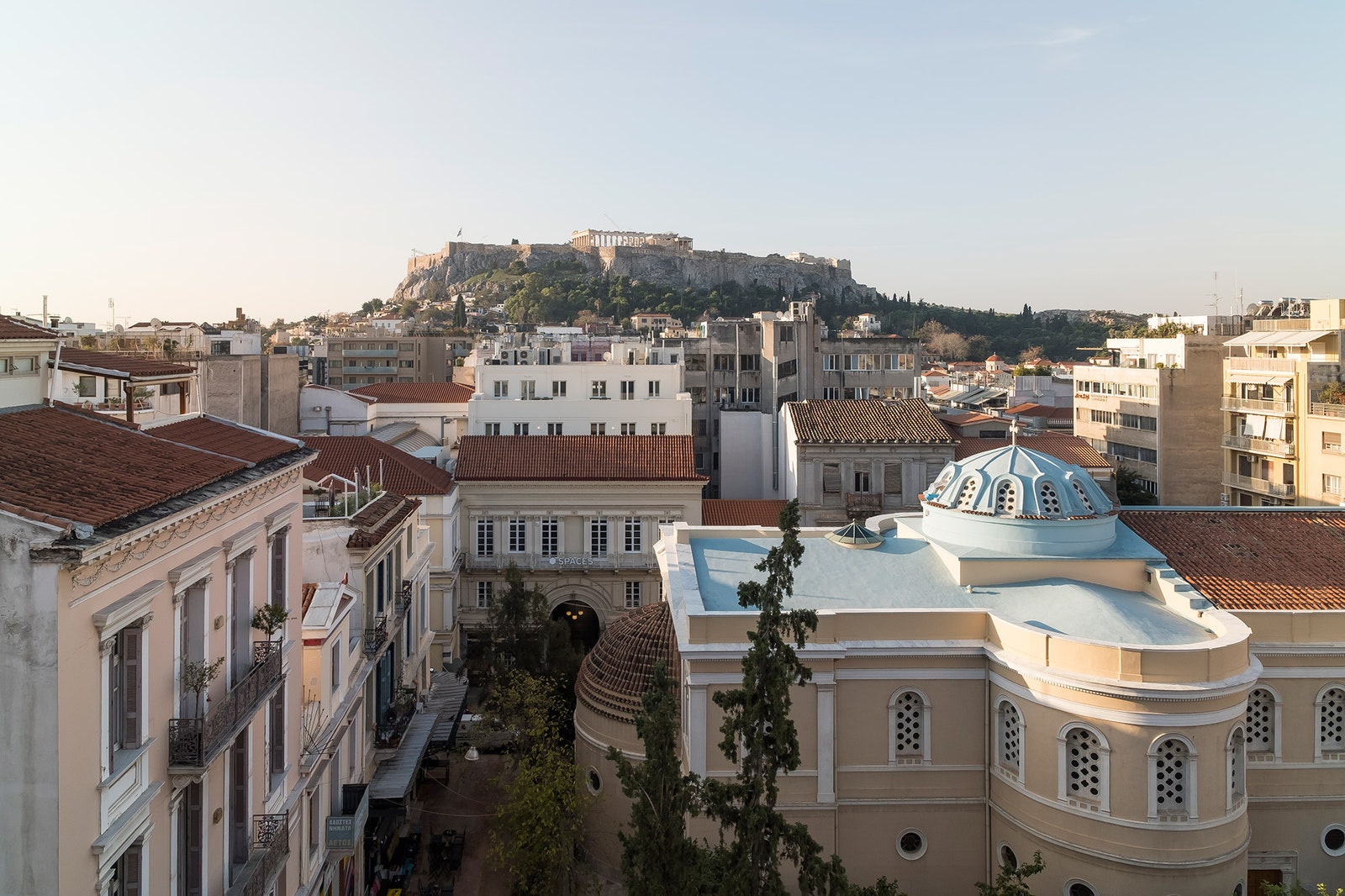 Вид на Акрополь и Старый город из номера в отеле Perianth.