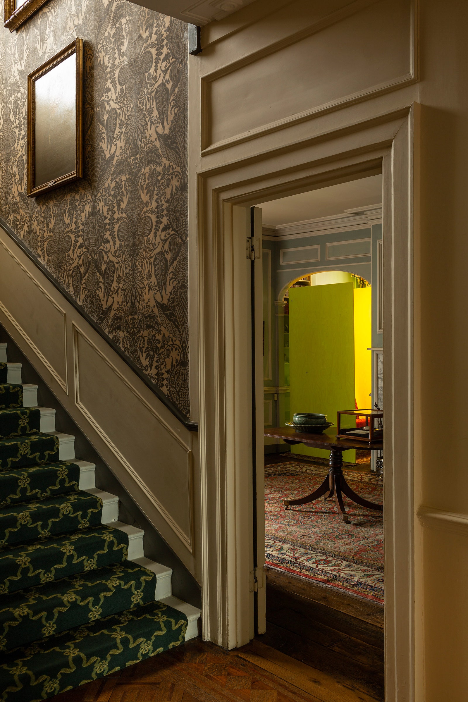 Please Sit необычная выставка в особняке Fenton House в Лондоне