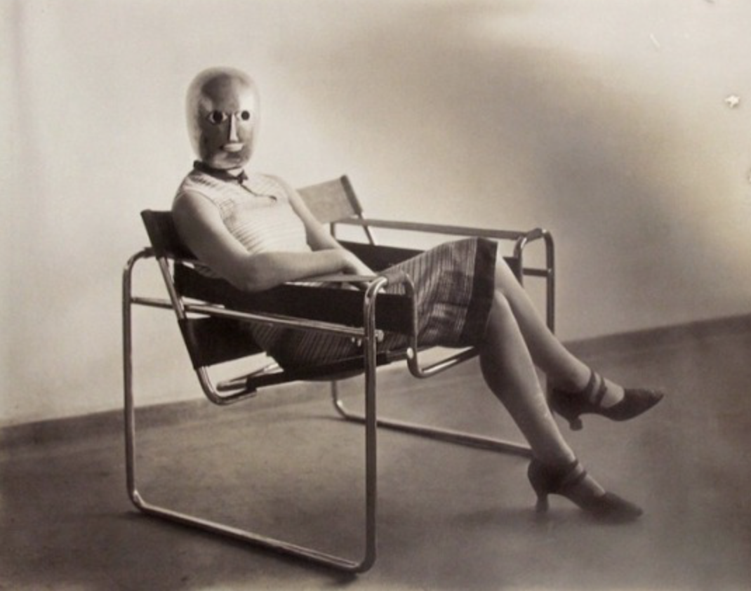Знаменитое фото в кресле “Василий” Марселя Брёйера — такое же фото вы можете сделать в “Авиапарке”.